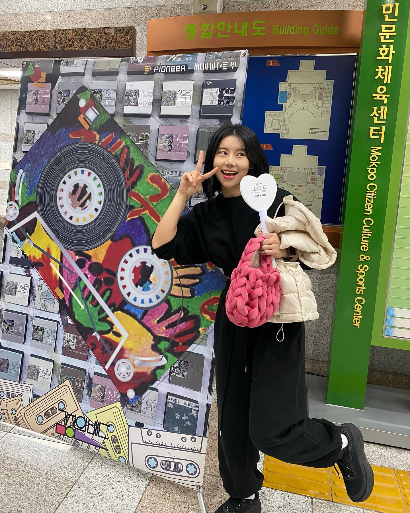 #김창완밴드#산울림#전국투어콘서트
⠀
9월에 예매했는데 벌써 11월,
한때 푹 빠져서 질리도록 들었는데
그 목소리를 라이브로 듣다니
사실은 시작하자마자 울었다(ㅋㅋ ㅠㅠ F..)
그리고 2부에는 소리지르고 뛰어노느라
땀이 뻘뻘났다 (ㅋㅋㅠㅠ E..!!)
아, 너무 재밌어서
남은 전국투어 다 쫓아다니고싶다 --
⠀
40년이 넘게 흘렀지만 지금 들어도 세련된 노래를 만든다는건 대체 얼마나 대단한 힘인가
노래로, 글로, 연기로 이래저래 받은 위로가 참 많아서 좋아했던 분인데 실물을 볼 수 있어 벅찼다.
아마도 이 지구에서 가장 세련된 지구인 💙
( 미공개곡 ‘나는 지구인이다.’ 짱짱 ! )
⠀
공짜로 먹을 수 있는게 나이라는데
기왕 먹는거라면 나는 이것 저것 다해보면서
좋은걸로만 쏙쏙 골라 먹고싶다.
내가 제일루 사랑하는 선주씨랑 같이 🫶🏼
⠀
- 흥분이 가라 앉기 전에, 빨리 쓰고싶어서 주절주절 냅다쓰는 오늘 기록 -
⠀