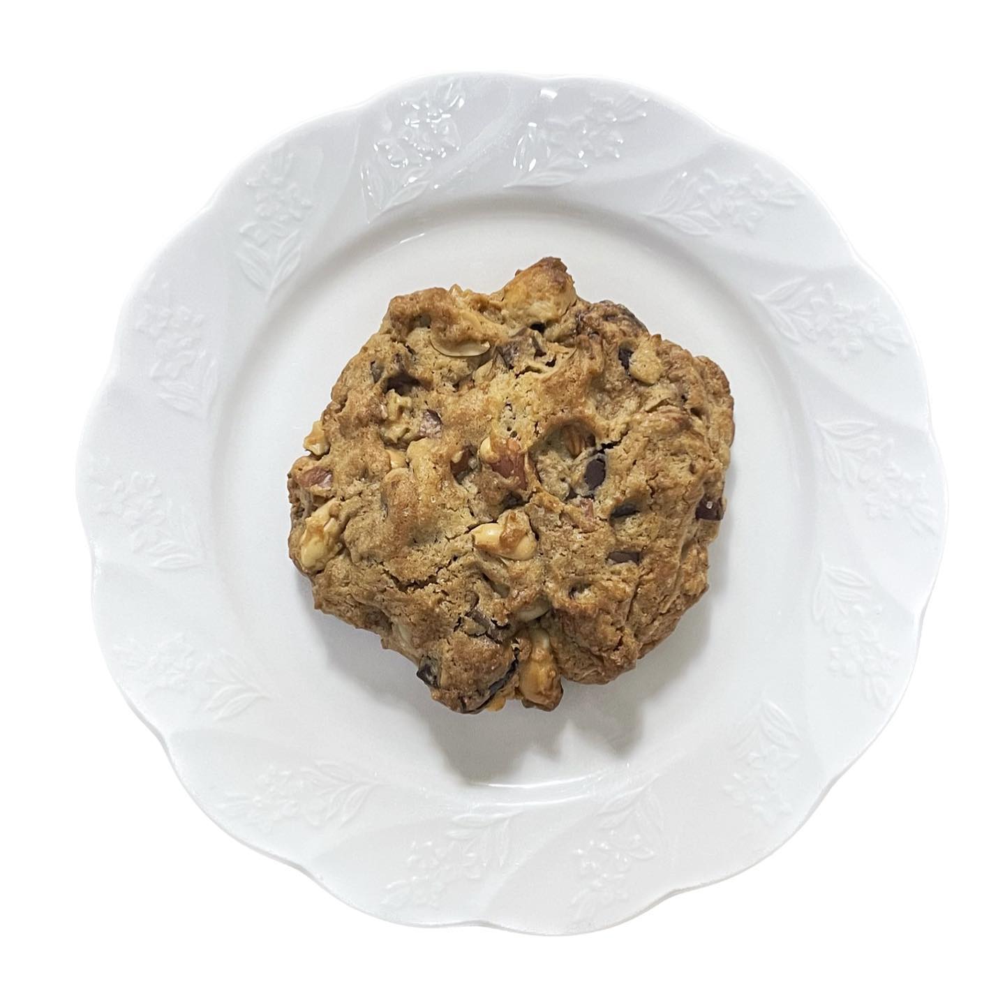 오늘의 베이킹
통밀모카초코칩르뱅쿠키🍪🤎

견과류 듬뿍 들어간 쿠키가 먹고싶어서 휘리릭 쿠키를 구워봤습니다

이번 쿠키의 핵심은 커피액기스!! 진짜 최고세요 찐맛도리 쿠키를 탄생시켜버렸습니다...🔥

마카다미아랑 호두 듬뿍넣고 땅콩을 좋아해서 땅콩도 조금 넣었는데 역시 견과류 와방 들어간 쿠키는 맛이 너무있어버려요 .. 제가 또 견과류를 다람쥐보다 조금 더 좋아하거든여.. ㅋㅋㅋㅋㅋ🐿️🧡

초코칩 오독오독 씹히게 얼먹하고싶었는데 갓구워서 먹고 도른놈인걸 확인 후 멈추지못했습니다..후 가족들도 한 입먹고 같은루트ㅋㅋ 순식간에 사라져버린 존맛쿠키.. 또 만들어야겠습니다 이거 아주 저만 먹기 아까운 맛이에요!!! 아주 뿌듯한 제 레시피..💛

달달구리 먹었더니 기분좋게 배부른 저녁이네요 모두 행복한 어버이날 보내셨기를 바라면서 :) 

다음엔 무얼 만들어올지 기대해주세요 크크🤭❤️
.
.
.
#수댕_베이킹 #cookies #クッキー