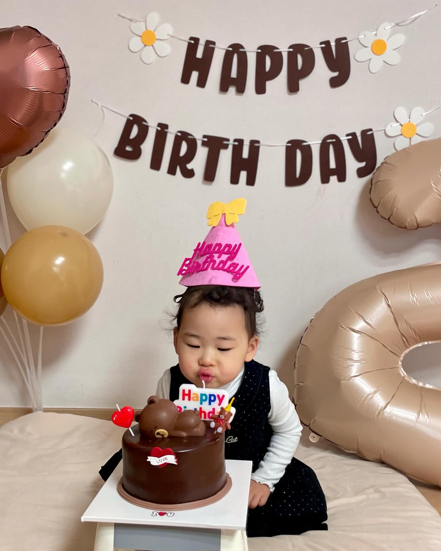 🎂
생일축하해 내사랑윤👶🏻🩷
엄마뱃속에서 갓 태어나 나온 따뜻한 널 내품에안은게 
엊그제같은데 2년전이라니,, 놀랍고,, 너무너무감사하다🩷
항상 건강하게 예쁘게 성장해주어 너무 고마워🫶🏻

날마다 사랑으로,, 또 감사로 품어줄테니
그 사랑과 따스함을 나누는 하윤이로 성장하자💛

언제나 너무너무 사랑해🫶🏻