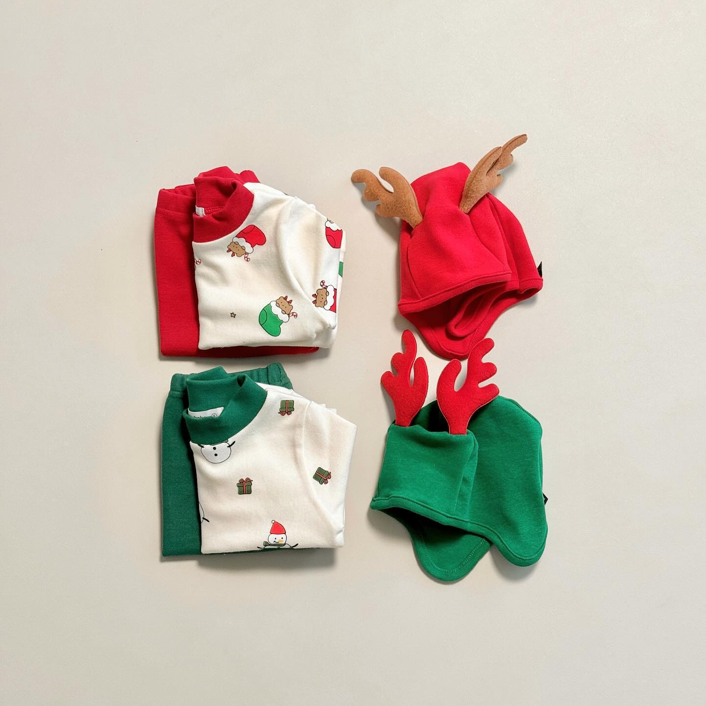 우리집에 들어온 첫 원색 내복❤️💚
크리스마스는 하루 뿐인데
지갑은 매일매일 열리는 신기한 날들🎄

#쌍둥이옷 #쌍둥이육아일기 
#크리스마스내복