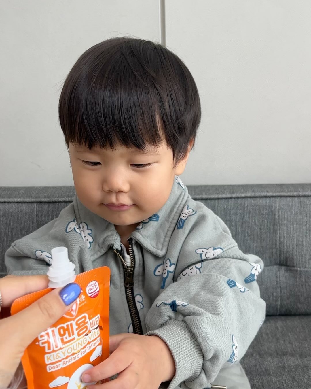 .
겨울되니 또 감기와 친해지는것 같아서
장남매에게 키엔용 먹이기 스타트!

밥도 잘먹고 비타민도 골고루 먹이는데
면연력 자구 떨어지는것 같아서
국내산 HACCP인증된 사슴농가 녹용이 들어간
키엔용을 골라봤어요

연령별로 맞춰 먹일 수 있기에
6살 서아도 3살 수혁이도 한가지로
같이 먹일 수 있어서 편하고
겨울되니 또 감기와 친해지는것 같아서
장남매에게 키엔용 먹이기 스타트!
밥도 잘먹고 비타민도 먹이는데 면연력이 안높아 지는것 같아서 녹용이 들어간 키엔용을 골라봤어요

6살 서아도 3살 수혁이도 한가지로 같이 먹일 수 있어서 편하고 아이들도 맛있다고 또달라고 하는거보니
탁월한 선택이였다는 생각이 드네요..?!
한동안 먹고나면 정말 건강해질것 같은 느낌이 드니
꾸준히 먹여야겠어요!!

맛있다고 또달라고 하는거보니
탁월한 선택이였다는 생각이 드네요..?!🙊
먹고나면 정말 건강해질것 같은 느낌이 드니
꾸준히 먹여야겠어요

TV광고도 진행되고 MBN '랜선육아왕‘ 에서 오종혁,신현준 자녀들더 아주 맛있게 먹는 키엔용을 추천해요👍🏻