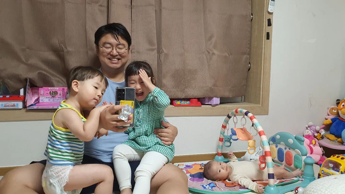 #루아엘온 #할머니사랑해요

할머니 할아버지랑 영상통화하면서 신난 루아엘.
표정을 보니 찐으로 신났다. 그렇게 좋을까ㅋㅋㅋㅋ

뒤에서 해탈한 듯 힘든 아빠와
아기체육관에 혼자 누워있는 온이가 킬포💓

#루아네 #루루남매 #루블리 #루아엘온 #삼남매 #다둥이네 #루아야놀러가자 #루아네나들이 #셋째맘 #다둥이맘 #예쁜아기 #육아일기 #육아일상 #육아기록 #육아브이로그 #육아공유 #육아소통