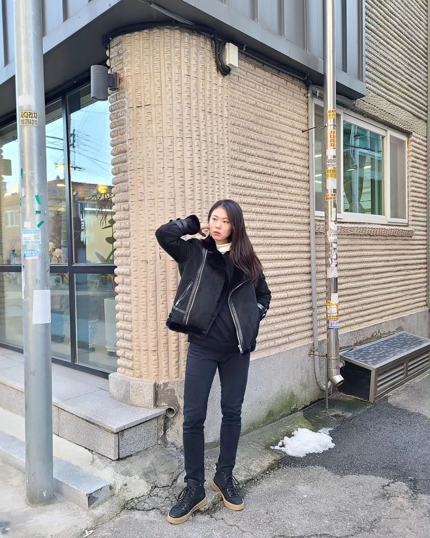 요래 입고 어딜 갔나면요
.
.
친구랑 햄버거 먹으러 갔습니다 🍔