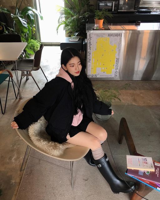 셍블리 on Instagram: "#광고 @1rony9orno_official 비오는날 오히려 조아🎶 겨울에도 짧치 포기못하죠! 오버핏의 숏패딩과 함께 스타일링해보았습니다! #아이러니포르노#아이러니포르노화이트라인#