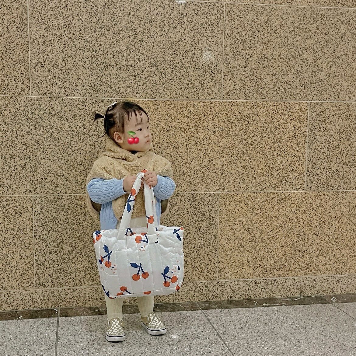🍒 
 
엄마가 하는건 다 하고싶은 나이 25개월 🤍 
엄마 힘들어~ 하니까 가방 가져가는데 ,, 바닥에 자꾸 쓸려서 더 힘든것같아요 🫠🥲 ㅋㅋㅋㅋ 
 
등하원용으로 주말 나들이용으로 작지만 알차게 엄마템까지 쏙 들어가는 귀여운 체리 패턴의 데일리라이크 누빔패딩백 🍒 
 
아이가 들기에도 저나 남편이 들기에도 적당한 사이즈에 가볍고 귀여운 패턴으로 휘뚤마뚤 데일리템으로 찐 추천해요 ✨
 
 
#제품제공 dailylike_official 
 
#데일리라이크 #누빔패딩백 #패딩백 #퀄팅백 #여행가방 #기저귀가방