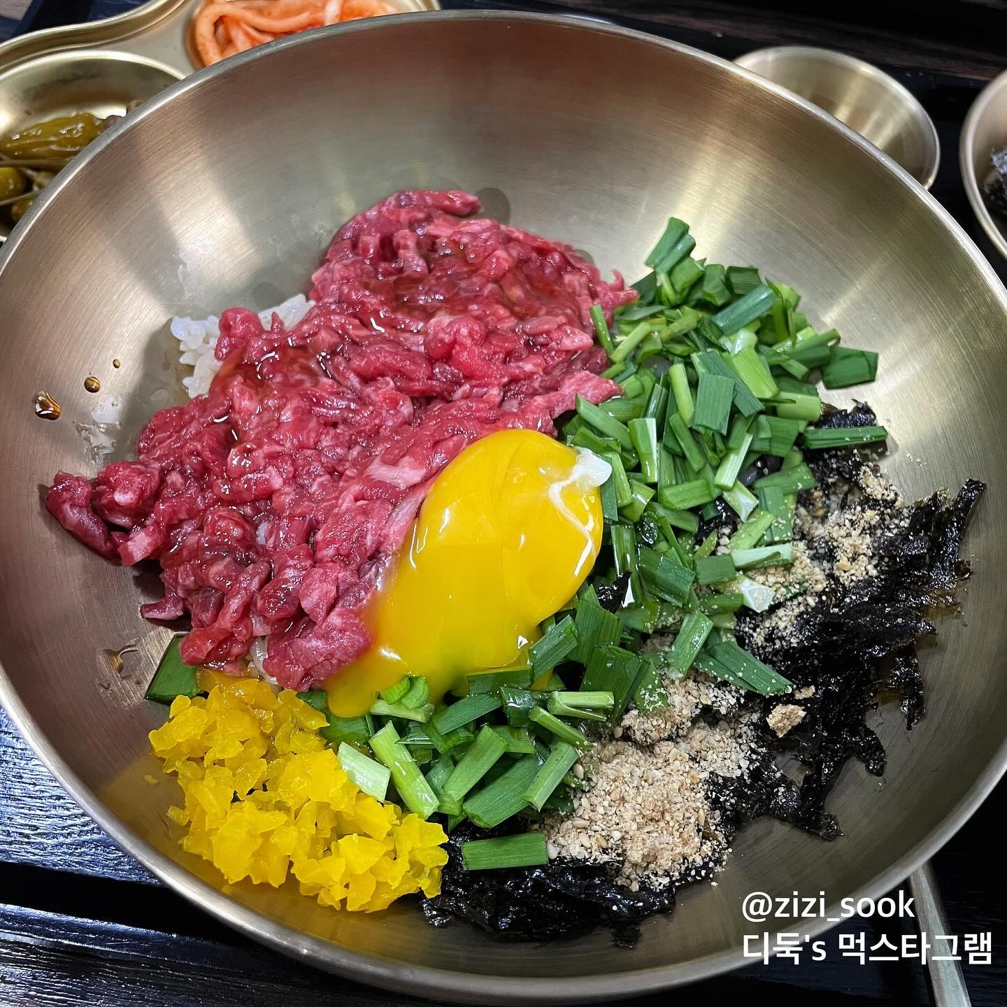 곱빼기로 시키면 국회 양이 두배 ✌🏻
나오자마자 참기름 향이 솔솔~ 쓰까먹으면 환상 🎉

#천안맛집 #두남리들기름육회비빔
 #디둑_천안