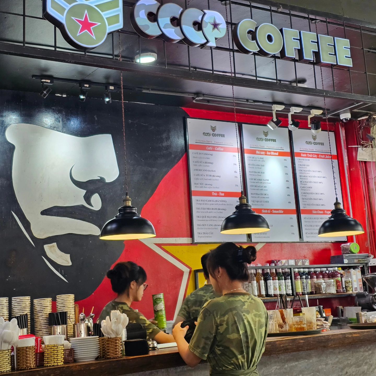 베트남에서 너무 유명한 #CCCP ‼️
저도 다녀왔습니다🥰
#코코넛스무디커피 랑 #망고스무디 를 먹었는데요
둘 다 존맛탱...👍
#나트랑 너무너무 더웠는데 에어컨 빵빵한 카페에서 시원한 음료 먹으니까 정말 이게 천국이구나 싶었어요~

앉자마자 시원한 웰컴티 한 잔😆

코코넛스무디는 적당히 달고 쌉싸름하고 진한 코코넛 맛이 최고..❤️
망고스무디는 우리나라처럼 어어어엄청 차가운게 아니었어요! 생망고가 들어가서 그런지..❓️
차가운 걸 잘 못 먹는 저에겐 적당히 시원해서 오히려 좋았답니다☺️
찌이이인한 망고 맛에 위에 토핑으로 올라간 망고도 정말 짱짱>.<

cccp는 언제 가든 항상 사람이 많았는데요
웨이팅이 있어도 저희는 2명이라 안에서 기다릴 수 있었고
(단체손님은 2호점으로 안내하시는 것 같았어요❗️)
다들 빨리 먹고 빨리 나가는 분위기라 금방 자리 안내를 받았답니다❣️

다음에 또 베트남에 가게 된다면 또 가고 싶어요..😘
이 맛.. 잊지 못해..