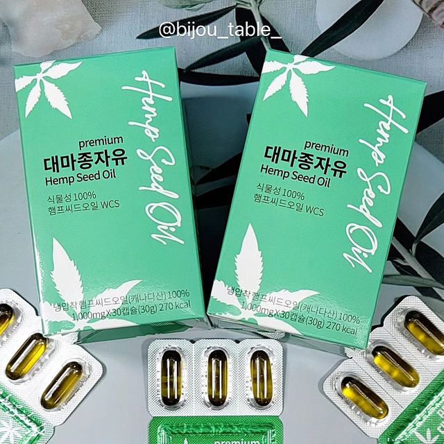  비쥬테이블ღ on Instagram: "#광고 #협찬
#에이지블루 #대마종자유

에이지블루에서 대마종자유를 보내주셔서 받아봤어용💚

오일에서 캡슐까지 순식물성 100% 햄프씨드오일 대마종자유였어요☺️
콜드프레스 냉압착 방식 제조로 영양소 파괴를 최소화한 23년 전통의 캐나다 HPS사 제품이죠😄
식물성 오메가3, 오메가6, 오메가9이 한 알에 담겨있답니다😉
대마종자유는 불포화 지방산 93%이 함유되어있답니다😆

캡슐이라 먹기도 편해서 좋았어요😊
100% 식물성 캡슐로 안심하고 섭취할 수 있었고 채식주의자도 안심하고 섭취할 수 있다고 해요😙
육류, 밀가루, 인스턴트 음식을 즐겨드시는 분들이나 식습관이 불규칙한 분, 영양공급, 오메가, 아미노산, 폴리페놀이 포함된 식품을 찾으시는 분들께 추천드려용💛

링크 :  https://smartstore.naver.com/agblue/products/6033346758/?nt_source=insta&nt_medium=planco240322&nt_detail=hemp

#대마종자유효능 #햄프씨드 #햄프씨드효능 #대마종자유오일 #대마종자유가격 #캐나다대마종자유 #오메가3 #오메가6 #오메가9"