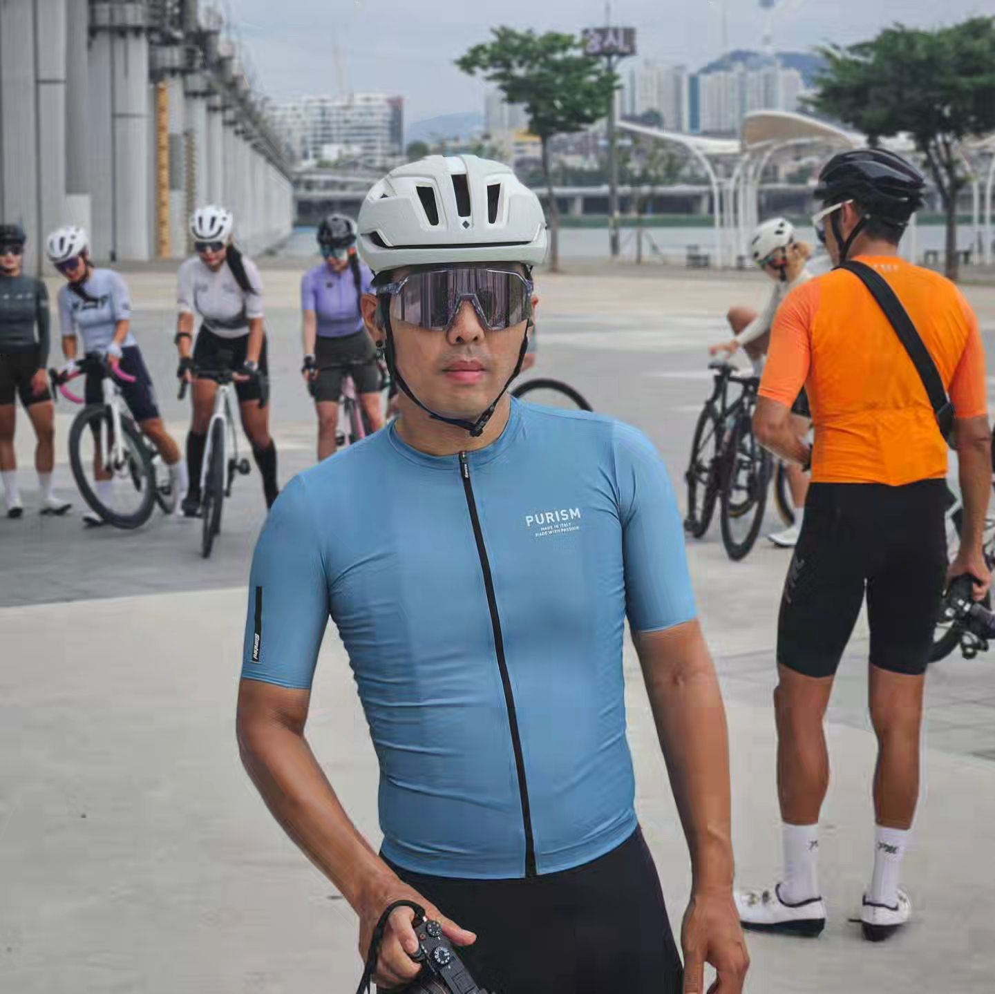 22peloton riding 0905

비 예보가 있었지만 남산 다운힐까지 좋았고
커피 한잔을 위해 이동하면서부터 우중라이딩 시작!
비 오니깐 추워지는 날씨가  가을을 알리는듯...

🚲 22peloton 
📷 rayoon_k @대호님