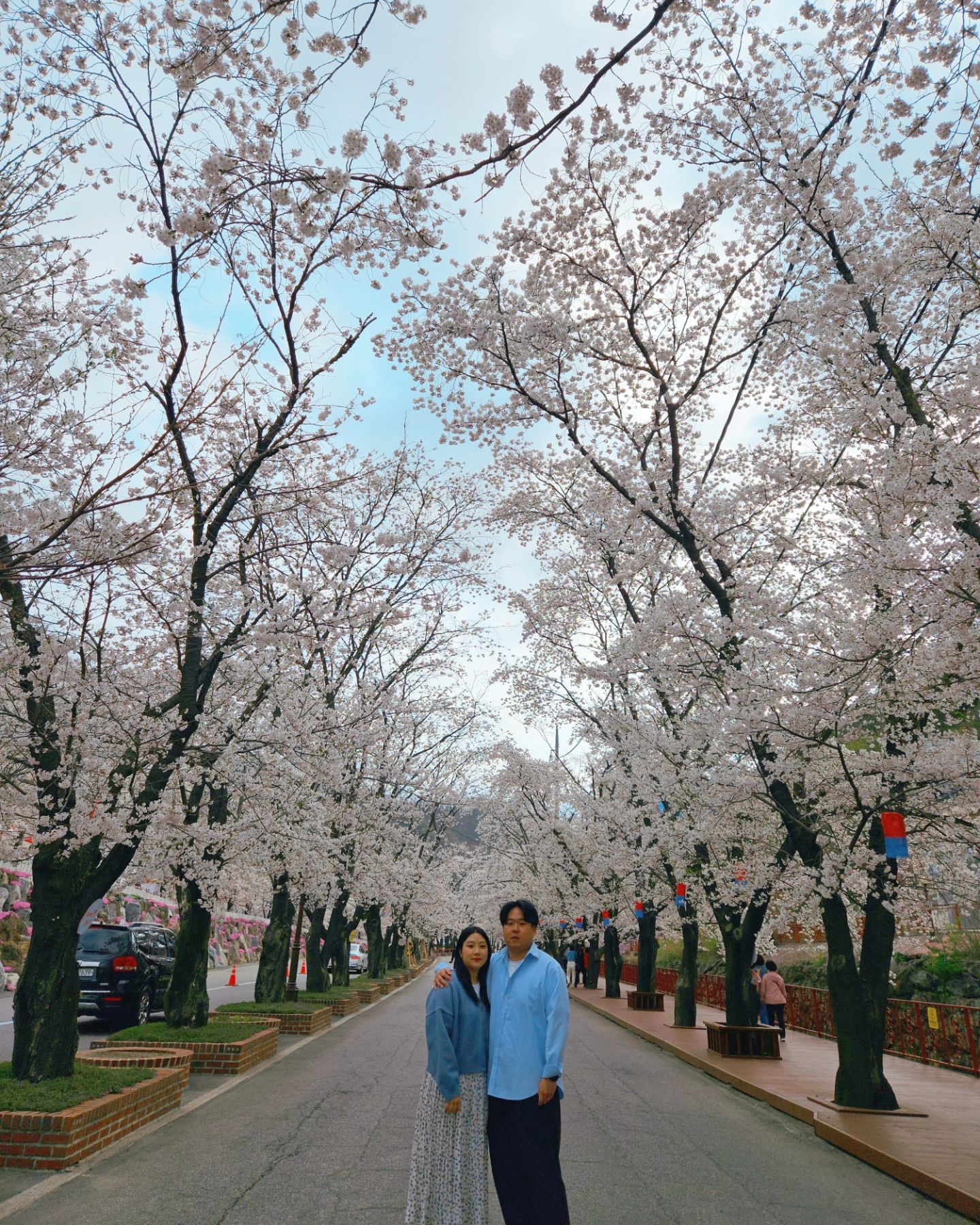 우리의 여덟 번째 봄💛

전역하고 2년만에 같이 보는
벚꽃이라 얼마나 설레던지🙈

사람 별로 없을 때 벚꽃길 포토존에서
사진 찍기 성공🩵

오늘은 우리가 만난지 
2900일 되는 날❤️

100일 뒤엔 앞자리가 바뀐다니
너무 설레는거 이쬬🙈

우리 내년에도 같이 벚꽃 보러가자🌸