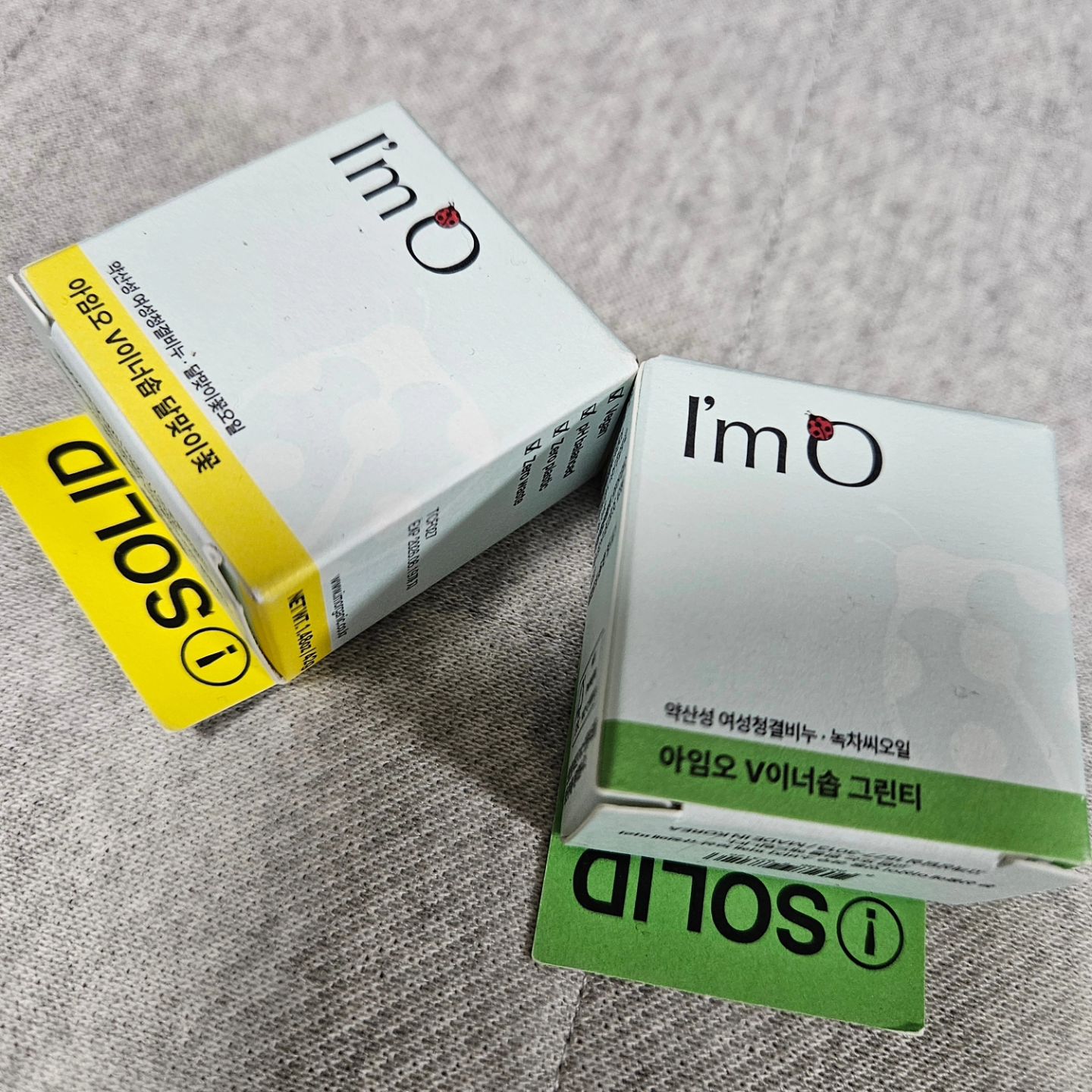 .
imo_organic 

🌿[여성청결제] 아임오 브이 이너솝 - 그린티

▪️8종의 방부제 무첨가로 순하고 깨끗한 아임오 브이 이너솝 그린티

아임오 브이 이너솝은 방부제, 합성계면활성제 없이 외음부의
청결을 유지하고 pH균형을 조절하는데 도움을 줘요😊

** 아임오 외음부 청결제가 고체형인 이유는? Why_!? 

아무리 천연/천연유래 성분으로 만든 외음부 청결제라도
액체형이라면 방부제가 불.가.피.합니다!

반면, 고체타입의 아임오 보이 이너솝은

✔️세정성분>> 천연유지
✔️방부제>> 무첨가
✔️자연분해>> 쉬움

1️⃣ 8종의 방부제를 사용하지 않았어요.
2️⃣ 합성계면활성제가 첨가되지 않아 어린이도 사용가능해요.
3️⃣ 무색소,무향료!! 향과 색을 넣지 않았어요.
4️⃣ 우리 피부와 가장 비슷한 pH산도의 약산성으로 외부자극에
  민감한 피부도 마음놓고 씻어줘요.
5️⃣ 비.건.인.증. 동물실험 및 동물유래원료를 사용하지 않았어요.
6️⃣ 피부에 보습력을 부여/유지하며 피부를 진정시켜줘요.
7️⃣ 여성에게 특화된 10종의 국내산 자연산유래성분만 사용했어요.

🔆 사용법
  미온수로 제품을 문질러 거품을 충분히 낸 후에 사용해주세요.
 피부를 부드럽게 마사지 해준 후 미온수로 충분히 헹궈주면 끝_!!

🔆 요즘 여성들이라면 여성청결제 필수품이죠!!
 저도 민감한 부분이다 보니  병원에서 구입한 액체형을 사용하고
  있었는데요. 이번에 아임오 브이 이너솝을 협찬받아 사용해 보았어요.
 처음에 개봉했을 때 너무 미니미해서 약간실망?했지만 
  고체형인데 약간의 문지름으로 거품이 생겨서 오랫동안 사용할 수
  있을거  같아 실망감이 쏘_옥 들어갔어요🤭
 무엇보다 방부제를 사용하지 않아 어린이도 사용할 수 있을 정도라
  안심할 수 있었어요! 더 좋은건 요렇게 작은 아이가 피부 진정에
  보습까지 시켜주니 얼마나 좋게요~😙
 청결제를 고민하거나 바꾸실거라면 아임오 브이 이너솝 써보세요😄

#아임오 #여성청결제 #브이이너솝 #고체청결제
#비건청결제 #아임오생리대