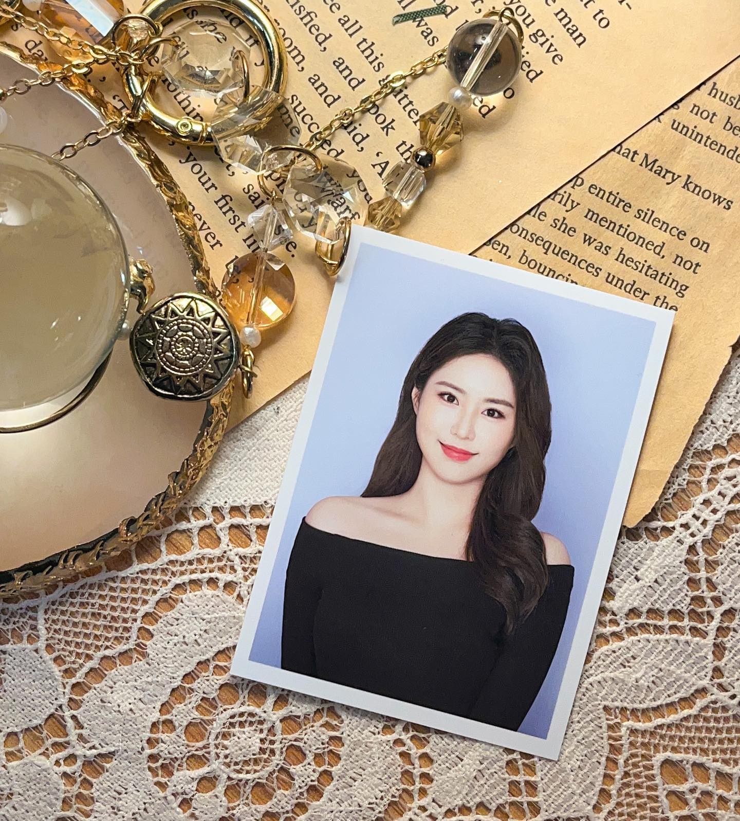 면허증 갱신해야해서 다시 찾은 #유네사진관 
오픈 초기에 갔다가 정말 오랜만에 갔는데 사장님이 나 뭐입고 사진찍었는지도 기억하시규 감동🥹 
포샵 알아서 척척해주시고 짱 실력파인 을지로 컬러증명사진관이에여 :>

스토리에 올리니 어디냐고 많이 물어보셔서 여기 태그 une_studio._  을지로 3가역 코 앞 ! 증명사진 금액은 6만원입니당 💙