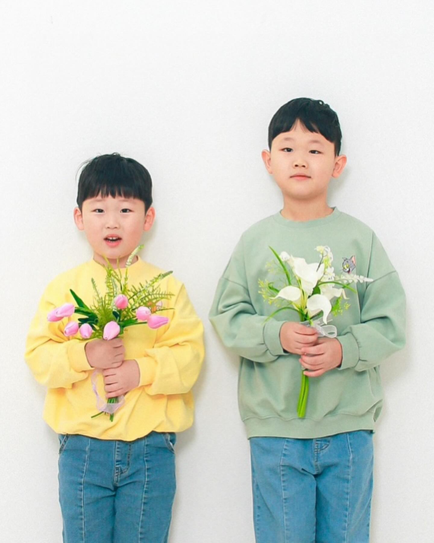 #20231202_토요일

11월 생일기념, 성장기록차
1년에 한번 사진 찍어주기❤️

올해도 무럭무럭 자라준 우리 수호하진🥰
크느라 고생한다 우레기들
내년에도 잘해보자🫡🤣

#형제사진
#성장기록🌱
#꾸래기완투❤️
#내사랑내보물