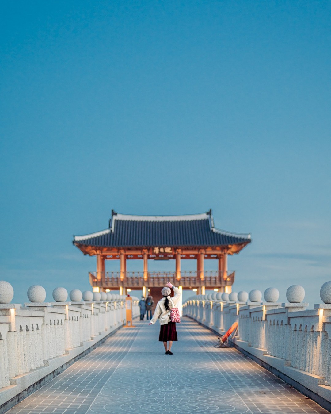 매력적인 포항 바다,
사진으로 다시보기📸

바다와 하늘의 경계가 흐릿해질정도로
푸른 겨울바다의 매력!

겨울이 되면 바다색이 더 청량해보여요

새로운 한해를 앞두고 
포항 호미곶으로 일출보러 많이 오는데요
저는 영일대해수욕장에서 보는 해넘이
그라데이션도 정말 예뻤어요!

한해를 마무리하며 겨울여행으로 포항 어떠세요?👍

🌊 포항시와 포항문화재단이 함께하는 계획공모형 지역관광개발사업의 일환으로, 포항시 구룡포 관광 활성화를 위해 진행된 팸투어 후기입니다

#피어라미항 #포항바다 #포항여행코스 #경북바다 #겨울여행가자 #12월여행 #포항영일대 #포항영일대해수욕장 #사진여행 #포항바다뷰 #바다사진 #pohang