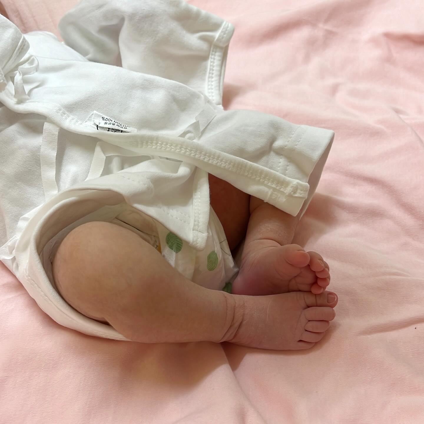 👶🏻🪽💕
_
✦ 𝟮𝟰.𝟬𝟰.𝟮𝟱 𝟭𝟮𝗽𝗺 𝟯.𝟭𝟰𝗸𝗴
a.k.a뿡빵이 겅듀님 세상에 등장➿❥

❶ 달고 달디단 발양갱
❷ 1분짜리 영상에 담긴 표정부자
❸ 옆으로 돌아누우면 쏠리는 짱구볼살
❹ 춈파사진이랑 똑닮 옆태
❺ 돈 벌었다 ⁎ᵕᴗᵕ⁎
❻ 눈에 넣어도 안아픔 체감ing
❼ 딸바보 눈에서 꿀 떨어지는 중