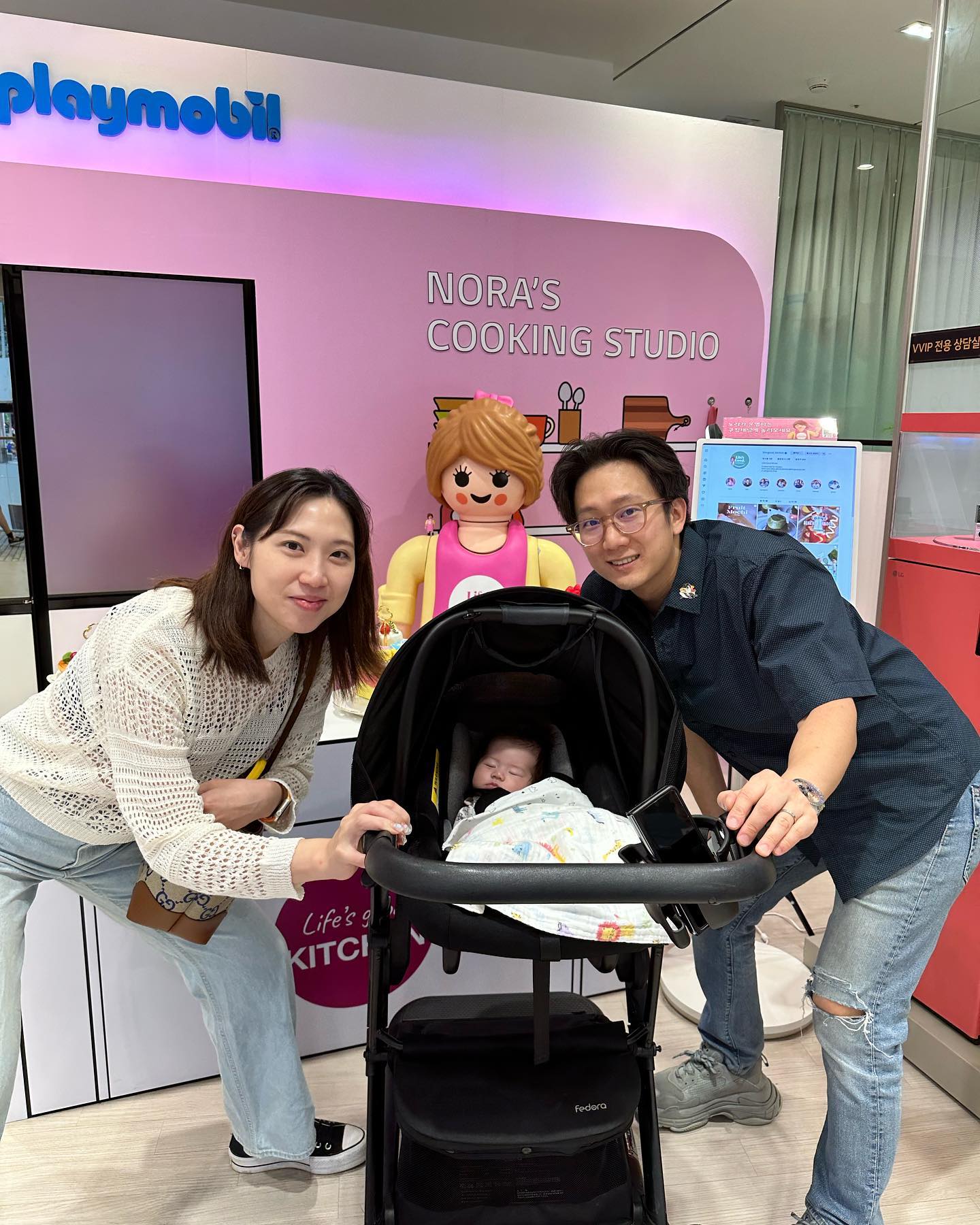 엄마 아빠와 첫 백화점 나들이~
_
#LGXPlaymobil #LGX플레이모빌 #세젤귀가전  #LG베스트샵 #LG베스트샵더현대서울 #LG무드업냉장고 #베샵포토이벤트