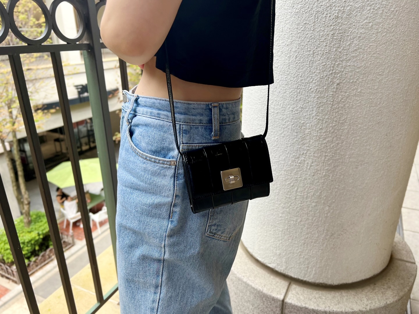 제품협찬
.
.
쪼꼬미 #미니크로스백 은 여름에 필수!✌🏻
다양한 스타일링이 가능한 #셀레디프 wavy micro bag🖤
저는 블랙컬러 선택했는데 맨날 착용중이네요?🤣
심플하면서도 크랙이 느껴지는 빈티지한 #미니백 이라 더예쁨🖤
다양한 컬러가 있으니 꼭 구경가보기 약속🫶🏻
.
.
✨ celediff_official 
.
#셀레디프가방 #celediff #셀레디프마이크로백 #마이크로백
#미니백추천 #미니크로스백추천 #데일리백 #데일리미니백
#가방선물 #생일선물 #패션인플루언서 #여름가방추천
#하트와몬트 #블로그협찬