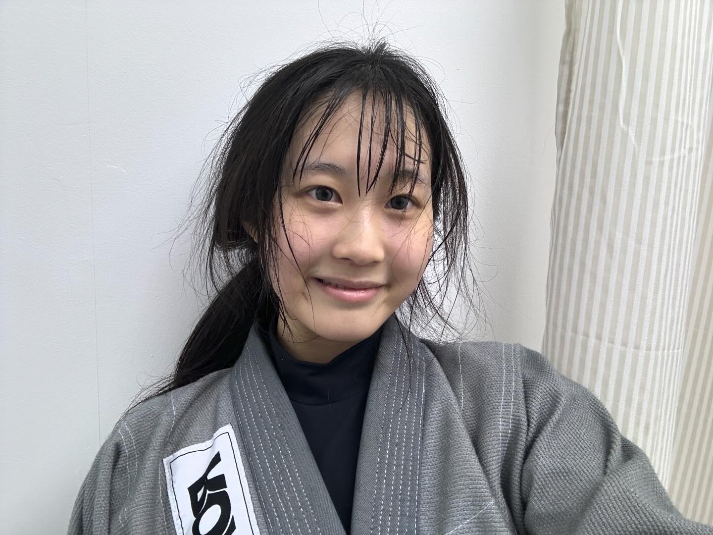 제가 다니는 체육관은 #로드fc대전유성점팀훅 이예요 !🥋🥊🤼‍♀️
-
생각보다 문의가 많아서 게시글로 올립니다..! 디엠을 한 번 싹 정리해서 다 답변 못드리고 삭제한게 많아요..ㅠㅠ
운동 문의는 저한테 주셔도 되는데, road_fc_team_hook_ 
체육관 계정으로 연락 주시면 관장님께서 친절히 답장해주십니다. 저도 디엠으로 상담 받고 갔답니당 헤헷콩 🙈 그리구 수업은 
노기 주짓수🤼‍♀️, 도복 주짓수🥋, MMA🤼‍♀️, 킥복싱🥊🦿그리고 ! 1월 이벤트도 있대요 ㅎㅎ 근데 이제 선착순 ! 완전 가족같은 분위기 체육관에서 #오운완 부쒀봐요👊 후회안함 왕 재밌음
-
일단 저는 이 운동들을 이름만 알았었고 배우고 있는지는 두달..? 정도 된거 같은데 다이어트 효과 쩔었어요 천천히 즐겁게 재밌게 운동하다 보니까 7.3kg정도 빠졌구요 !! 다시 건강했던 몸으로 돌아가는 중이랍니다 ╰(*´︶`*)╯♡ 그러니까 남성분들도 여성분들도 초•중•고 학생분들도 나이 상관없이 아무나 다 다니실 수 있습니당 진짜 제가 터득하는거 시간걸리는 몸치인데 진짜 쉽게 자세히 세세하게 알려주시고 잡아주셔서 하는데 크게 어려움도 없습니다 헿 그리고 제가 제일 좋았던건 체육관이 너무 깨끗해요 화장실도 탈의실도 샤워실도 기관지가 안좋은 전 진짜 너무 만족하고 거의 세스코급이라 너무 좋았습니다. 제가 다니고 있는 체육관이라서 칭찬만 하는거 아니고 진짜 너무 좋아요 온동네방네 소문내고 싶을만큼 너무 좋아요 안좋았으면 저는 지금 숨쉬기 운동만 하고 있었을걸료 ?! 저랑 운동 같이 해용 🫶 그냥 갑자기 쓰고싶었어요헿 #팀훅