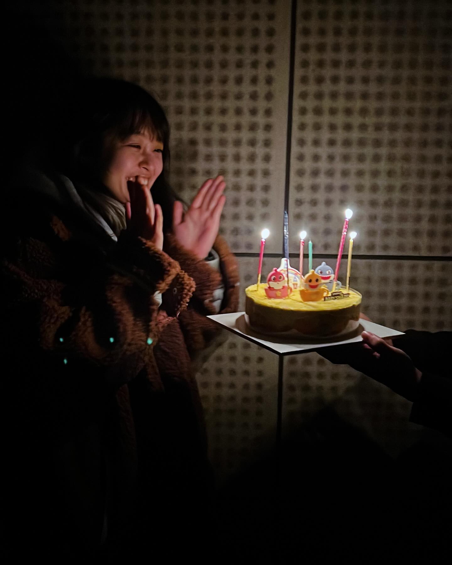 Happy birthday to me🌟

난 내 생일 날짜가 참 좋다 121 그냥 왠지 안정감있지않나 ㅎㅎ
그치만 요즘 한해 한해 지나가면서 난 마음의 여유가 많이 없어졌다
내가 나를 사랑하지 않는 것도 있겠고, 계속되는 미련한 나의 모습의 반복으로 자신감, 자존감 하락까지... 그렇게 보이지 않으려고 때로는 회피하고 남들에게는 밝은 모습을 보여주지만 마무리도 잘 못하고 ... 내가 원하는 방향으로 더 좋은 사람이 되고 싶은데 잘 안된다. 뭐든 머리로 생각하면 단순한데 몸으로 노력하려고 하면 어려워진다. 이런 나의 못난 모습에도 불구하고 나를 생각해주고 챙겨주셔서 감사합니다 🙇🏻‍♀️ 

예상치 못한 연락들에 너무 고맙고, 하루를 끝내는 소중한 편지까지 고마워요🥰 덕분에 행복했습니다.