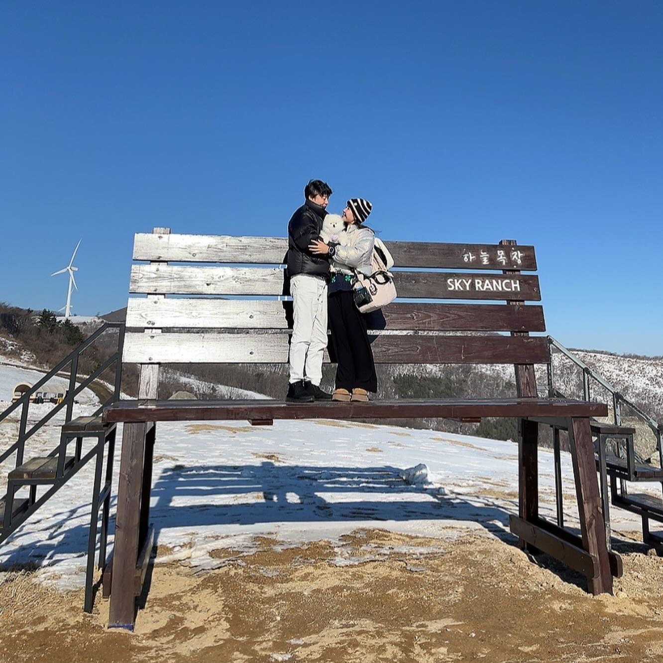 바람에 날라갈뻔
그래도 가족 사진 또하나의 추억✌️

#대관령하늘목장 #애견동반양떼목장 #대관령하늘목장🐏 #강원도여행 #속초여행 #양양여행 #강원도양양맛집 #강원도양양여행 #강원도양양가볼만한곳 #강원도속초맛집 #강원도속초가볼만한곳 #강원도속초여행 #강원도애견동반 #강원도애견펜션 #강원도애견동반여행 #레오랑 #애견동반여행지