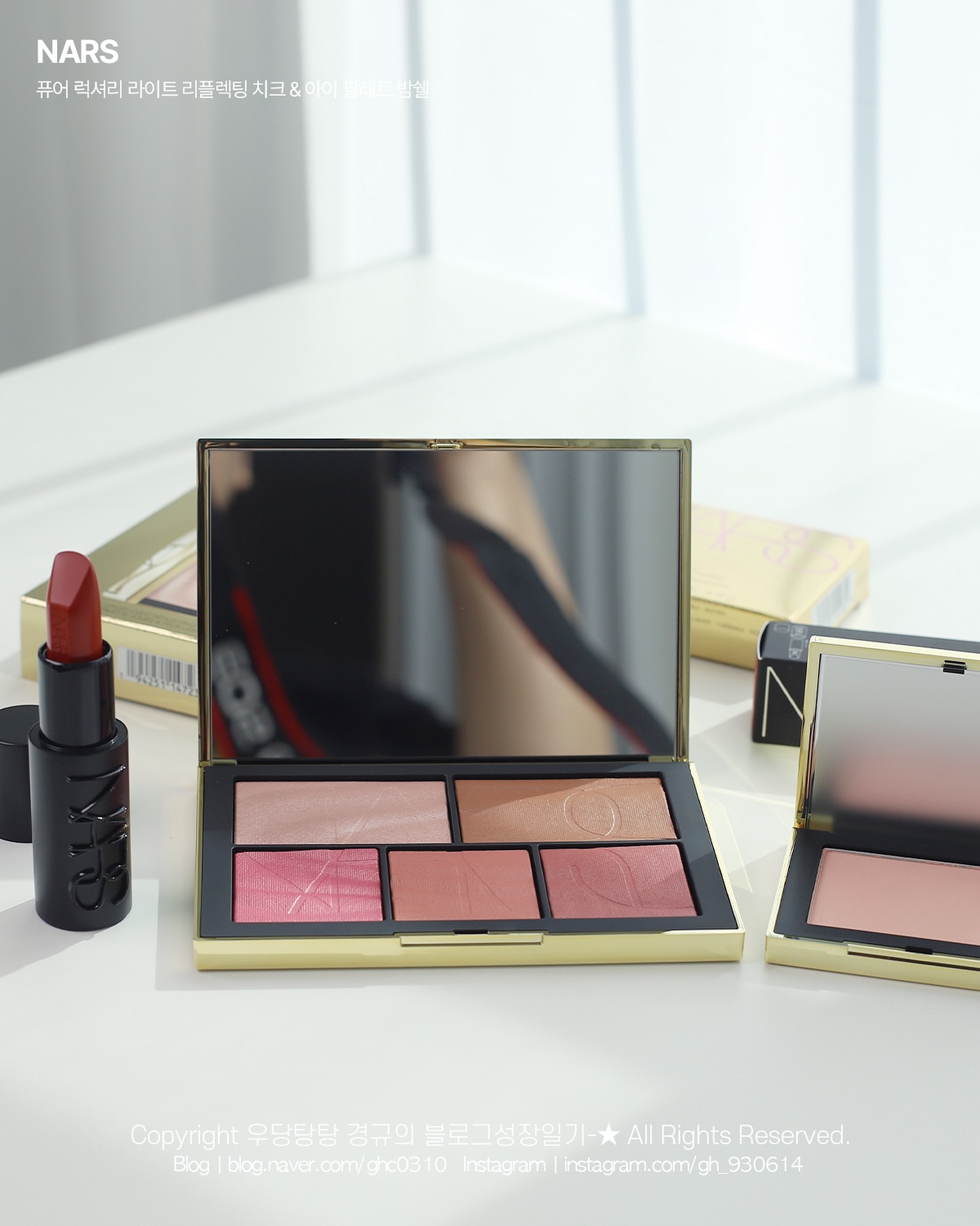 #광고 narscosmeticskorea 

#나스 30주년을 맞이해 더욱 특별한
#나스2024홀리데이 로 찾아온
NARS 홀리데이 ’24 캐럿골드컬렉션💎

더욱 대담하고 럭셔리한 구성으로
시선을 뗄 수 없는 화려한 라인업이라
출시되기를 정말 많이 기대했거든요✨

금빛 물결처럼 대담하고 반짝거리는 한정판
제품들이라 소장가치가 더욱 높은데
베스트제품들이 홀리데이 에디션으로 출시되어
나스 아이코닉 어텀룩까지 완성해봤답니다💋

🤍 퓨어 럭셔리 라이트리플렉팅치크 & 아이팔레트밤쉘
4.2g(*2), 3g(*3) / 83,000 

오팔 핑크펄 글리터부터 내추럴브라운 쉐이드까지
버릴 컬러가 1도 없는 알찬구성의 팔레트에
#하이라이터 #쉐도우 #치크 다양하게 활용이
가능하다보니 많은 분들이 탐내실 것 같은데요💕
컬러들이 물들듯 발색되어 레이어링이 잘돼서
몇번 발색하냐에따라 새로운룩으로
연출이 가능해서 손이 자주가는 제품🌿

🤍 나스 스포트라이트 블러쉬
#섹스어필 4.8g / 49,000

나스하면 가장 먼저 떠오르는 아이코닉한
블러셔 섹스어필과 임패션드 ❤️
저는 섹스어필을 #나스어텀룩 #블러셔 로 선택!
여리여리한 소프트피치톤 블러셔라
단독발색해도 이쁘고, 라이트리플렉팅치크
내장된 하이라이터와 레이어링해도 존예💕

🤍나스 익스플리싯 립스틱
#언어소라이즈드

클래식한 레드 컬러라 데일리립으로 착붙!
가을겨울에 사용하면 정말 이쁜 #레드립추천
실크같이 부드러운 제형에 은은한 광택과
매끈한 마무리감으로 입술을 더욱 입체적으로
연출해줘서 더욱 돋보이는 익스플리식 립스틱 역시
리미티드 골드 케이스로 출시 예정이랍니다✨

NARS 홀리데이 ’24 캐럿골드컬렉션은
미니사이즈~다양한 합리적인 구성으로
9월 30일부터 매장과 온라인몰에서 만나보실 수 있어요💕

#나스캐럿골드컬렉션 #나스블러쉬 #나스섀도우
#나스립스틱 #섀도우 #립스틱 #블러셔추천 #섀도우추천
#립스틱추천 #메이크업 #가을메이크업 #홀리데이메이크업
#선물 #선물추천 #한정판 #뷰스타그램
#NARS #narskorea #narsissist