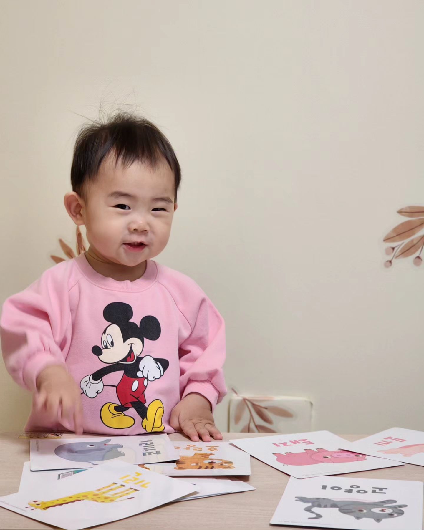 #협찬 이지만진심추천교재
 
쪼망이가 요즘 폭 빠져있는
하뚱세이카드 다국어낱말카드 ◡̈.ᐟ.ᐟ

14개월 된 쪼망이 시기에
마침 필요했던 낱말 카드인데
하뚱 다국어낱말카드는
유아 필수단어로 구성된
9가지 주제의 99장의 낱말카드에요 .ᐟ.ᐟ.ᐟ

저랑 같이 놀이할때는 책이나 실생활에서
자주 접하는 단어카드만 쏙쏙 골라서
알려주고 찾는 연습하는데 
찾고 칭찬받는게 너무 즐거운 14갤이라
더 즐겁게 놀이하고 있어요 ( •͈ᴗ-)-ෆ

세이펜 사용이 가능하니
혼자서 콕콕 누르는 재미에 쏙 빠져있는데
실제와 같은 효과음과 단어를 같이 알려주면서
자연스럽게 반복적으로 노출시킬수 있어 좋고

나중에는 우리말, 영어, 중국어로도 알려주니
오래 활용할 수 있을것 같아요 👀💖

한번 사면 오래 사용가능한 활용만점템이라
쪼망이 시기 친구들 낱말카드 고민중이라면
하뚱 세이카드 추천해요 🤍

🎠Thanks to hattung_chumedu hattung_kids 

#홈스쿨 #엄마표 #낱말카드 #다국어카드 #하뚱다국어카드 #홈스쿨교재 #처음교육 #하뚱세이카드다국어낱말#하뚱세이카드 #세이카드 #학습카드 #한글카드 #세이펜활용 #유아카드 #유아학습카드 #유아단어카드#하뚱시리즈 #하뚱 #하뚱크루 #하뚱크루12기