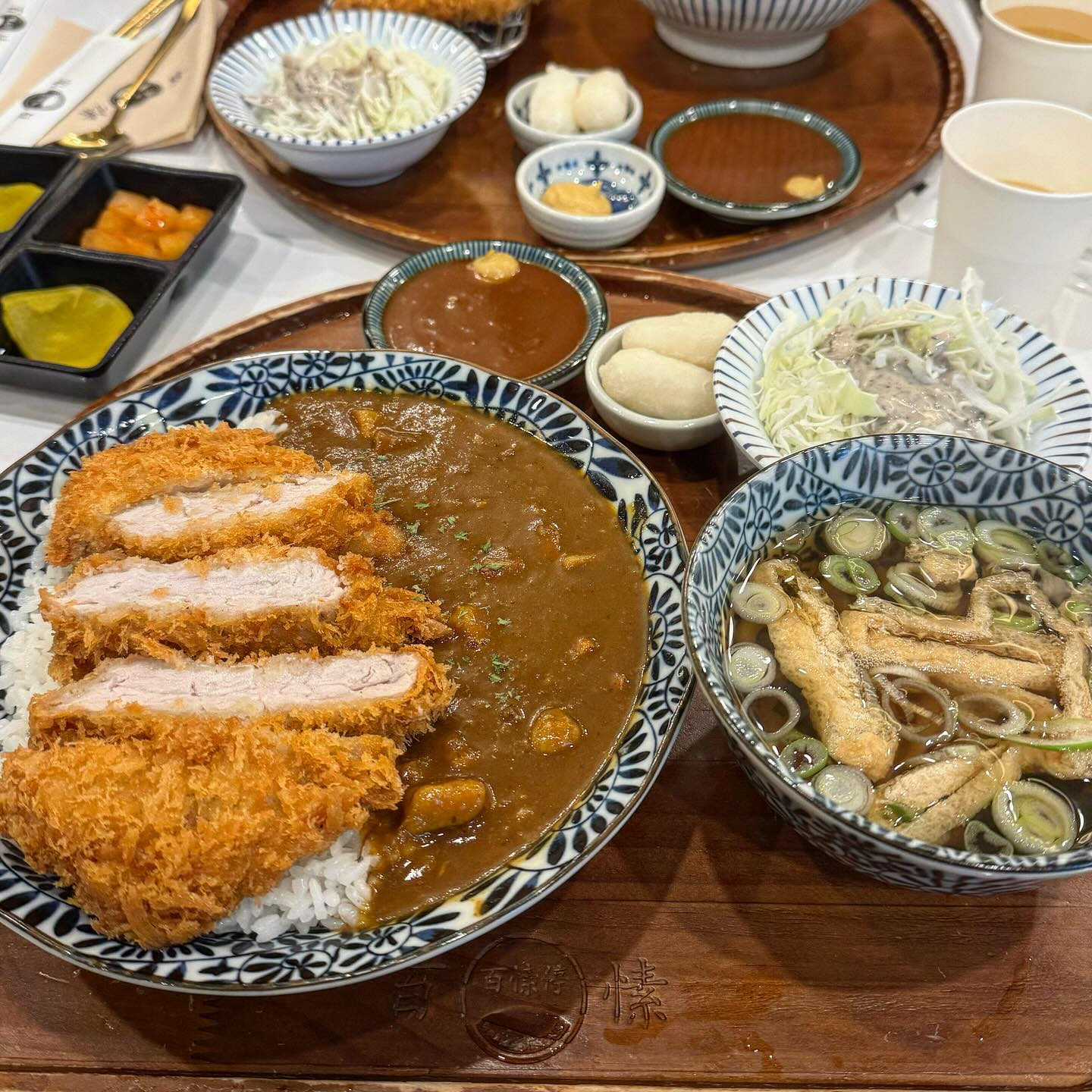 〰️ 
📍백소정 시청점

⭐️⭐️⭐️⭐️
양도 많고 맛있는 돈까스 카레 맛집👍🏻
음식도 넘 깔끔하게나오고 양도 많아서 배터짐🐷

📋
머쉬룸포크카레+돈카츠 14,500원

🗺️
서울 중구 서소문로 89-20 삼정아트테라스 1층 105호