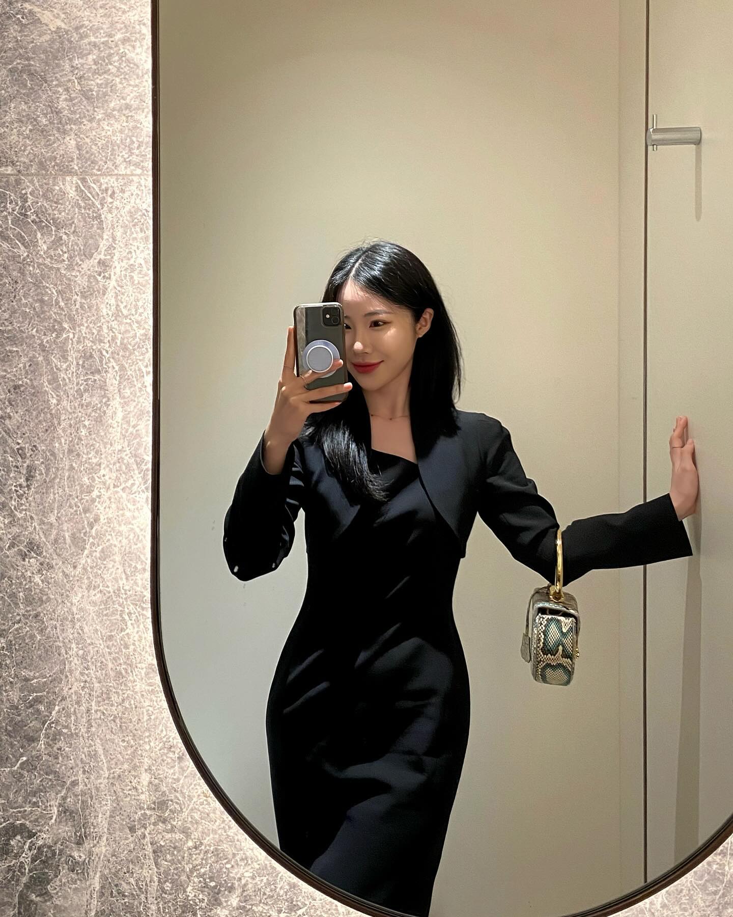myungjuroo_official 

이 날 입었던 착장 문의가 많아서 정보 공유해요✔️

자켓이랑 투피스 입은 것 같지만
그렇게 보이게끔 디자인된, 원피스예요 흐흐

디자이너 님의 열정이 와닿는 계정이고
결과물들이 너무나도 제 취향에 가까워서
언젠가부터 이미 팔로우하고 있었는데
완성 출시와 함께 이번에 이벤트를 하시더라구요?

(확률적 판단 상) 저는 이벤트 자체에 굳이 잘 참여 안하는 편인데
아주 고민 없이 냅다 참여했거든요 근데 당ㅊㅕ엄🥠 꺅

심지어 아베다 행사날에 딱 맞춰서(?)
오전에 도착해버리는 타이밍까지 완벽했다는 스토리✨
이 날 날씨 기온마저도 원피스랑 딱이었다구요,, #될놈될 

라인감을 살렸어도 편안하게끔 패터닝된 원피스라
하루종일 옷매무새에 신경쓰이는 게 없었고
착용감뿐 아니라 봉제, 마감 등 퀄리티가 매우 높기도 하고!

고민과 연구 끝에
스스로 만족스러운 제품만 내시는 게 설명 없이도 느껴져서
더더욱 믿음 가고 앞으로도 기대되는 브랜드예요😌

#명주루 #원피스 #원피스코디 #하객룩 #하객패션 #하객룩코디
#하객원피스 #블랙원피스 #포멀룩 #디자이너브랜드
