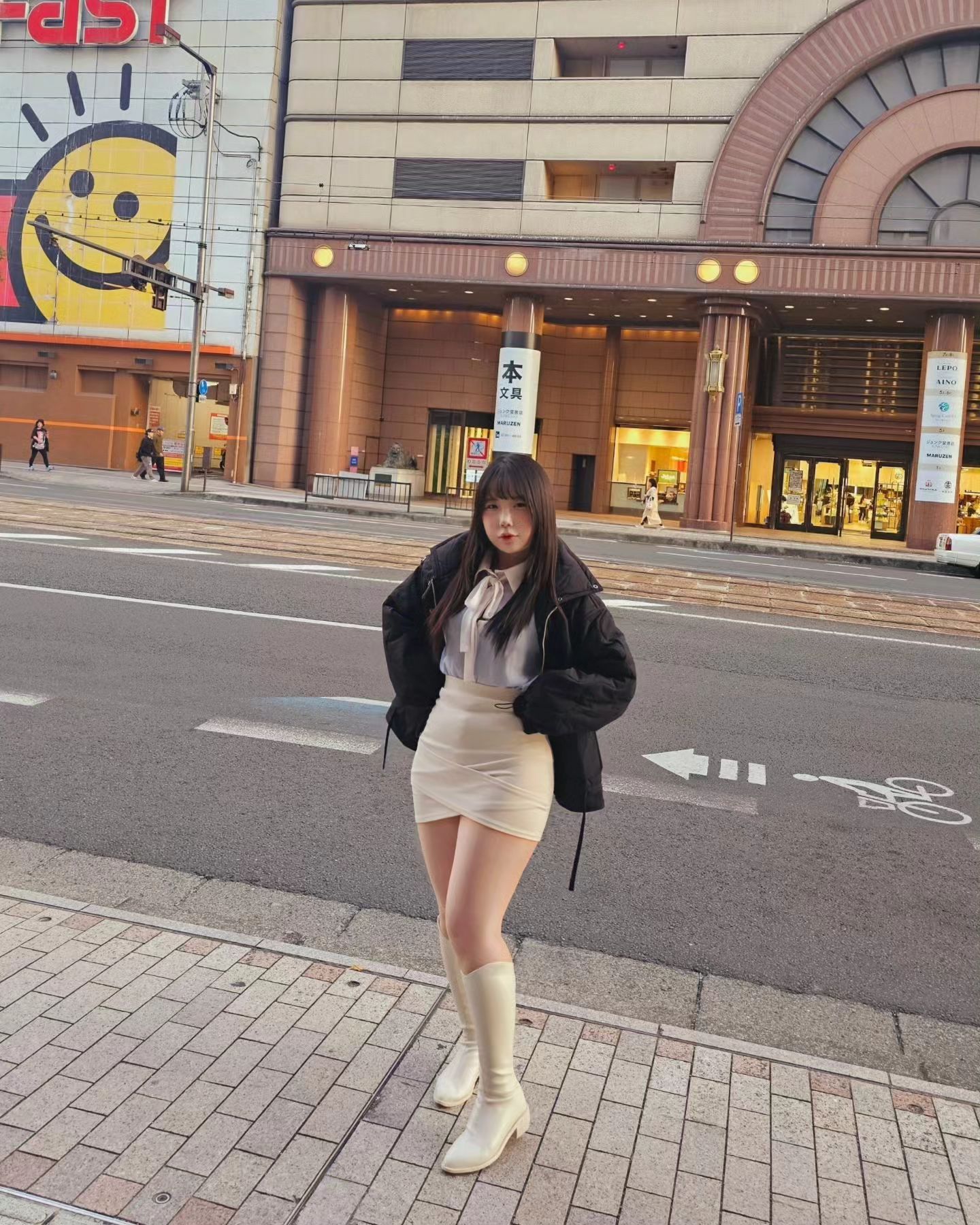 hangten_korea x #협찬

요즘 같이 쌀쌀할 땐
출퇴근길 가볍게 걸칠 수 있는
#데일리패딩

✔️퀄팅 스트링 패딩점퍼

제가 입은 사이즈가 S인데
두꺼운 옷을 입어도 넉넉해요 🤭