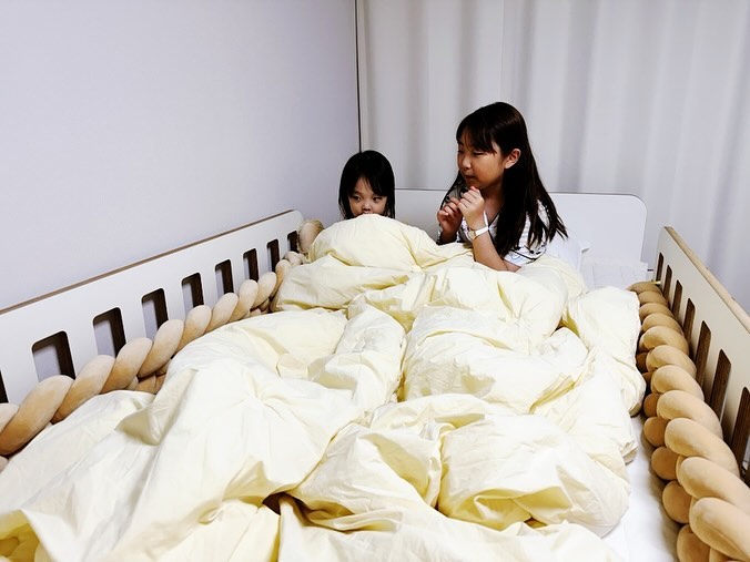 #제품협찬

🧶365일 침대가드 꽈배기쿠션

아이들 잠자리 항상 불안했어요
애기가 어릴때도 초딩 중딩인 지금도
벽에 부딪히지 않을까?
침대 밑으로 떨어지지 않을까?
엄마마음 다 똑같자나요~ 
그래서 준비했어요💕

✔️신생아부터 어른까지 평생 사용하는 뛰어난 호환성
✔️다양한 사이즈로 맞춤없이 저렴한 가격
✔️인테리어 살리는 독특하고 귀여운 디자인
✔️KC유아 안전확인 인증 및 오코 텍스 인증완료

꽈배기쿠션은👉
침대사이즈에 맞게 쿠션길이만 선택하면 끝!
5~7cm두툼한 두께 부들부들 극세사 재질로 우리아기의 안전을 지켜요
3단 4단 6단으로 컬러도 다양해서 인테리어효과도 좋아요

alliwant___official 

#육아인생템 #육아인싸템 #가성비꿀템 #실용성갑
#침대가드 #꽈배기쿠션 #올아이원트 #아기침대가드 
#침대가드쿠션 #아기가드 #유아가드 #벽쿠션 #침대낙상방지 
#출산준비물 #육아인생템 #출산선물 #아기침대범퍼가드