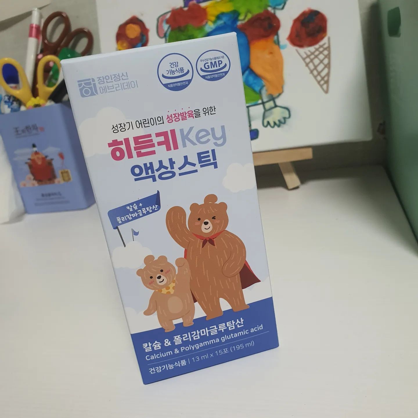 #협찬 #장인정신에브리데이 #히든키 #어린이영양제

지난 봄에는 츄어블로 만나보았던 #장인정신에브리데이히든키
이번에는 액상타입으로 나와서 어린 아가들에게 번거롭게 갈아서 안줘도 되고
약통에 넣거나 물이나 음료에 쭉~ 짜주면 돼용!
거부감 없는 레몬맛이라 아기 별이도 맛있게 먹었어요~
지난 봄에 잘 챙겨먹어서 그런가 키도 쑤욱 크고 감기도 가볍게 지나갔어요ㅎㅎ

비타민D결핍이 5년전보다 186.3%증가했다고 하네요.
이제 비타민D도 무조건 챙겨 먹어야한대요.
특히 칼슘은 성장 발달이 급격히 일어나는 어린이,청소년에게 매우 중요한 영양소랍니다.
반면 국민 건강통계에 따르면 1~9세 어린이들 중 62.2%,
10~18세 어린이들 중 73.1%가 뼈 건강 및 성장에 중요한 칼슘의 섭취량이 부족하다는게 확인되었다고 해요.

츄어블과 다르게 액상타입은 하루에 한포면 끄읏!
너무 간편하고~여행할때 챙기기도 편해요
열일하시시는장인정신에브리데이🤎
이제는 집에서 쟁여놓고 먹으려구요~~~

Thank you janginjungsin_official

#장인정신에브리데이히든키 #장인정신에브리데이히든키액상타입 #칼슘