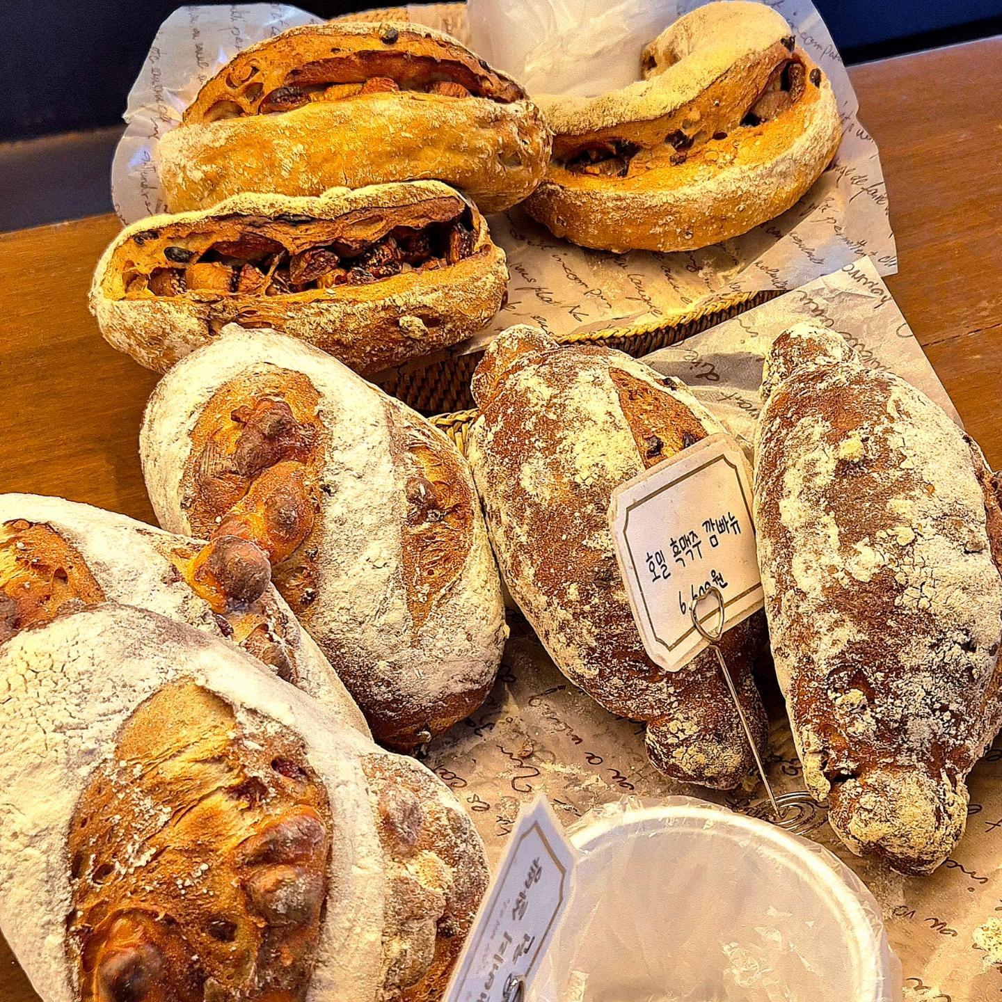 🥖🥖[태재제빵소]🥖🥖
🍏광주시 신현로에 있는 빵지순례 대형빵집
🍏위치:경기 광주시 신현로 28
🍏메뉴
*달빛깜빠뉴 (6,600)
*알프스 몽블랑 (6,000)✨️
*먹물 연유빵 (5,000)
*호두쉬폰(5,500)
*프레첼(4,300)

총평:★★★★★
(빵의 종류가 매우 다양함!)

[이용 시간]
8:00 ~22:00 >영업시간
🛵포장가능
🚘주차가능

🍏매장에서 프랑스산 유기농 100%와 프랑스산 버터는 사용하여 만든 🥖당일 생산빵🥖을 만날수 있음!

🍏빵의 종류가 매우 많고, 전 연령층이 좋아할만한 빵들이 다 있음!!

🍏내부공간이 생각보다 엄청크고, 앉아서 먹을수 있는 자리도 매우 많음!(의자 편함)

 #협찬 #경기광주맛집 #경기광주빵집 #분당빵집 #유기농빵 #베이커리맛집 #깜빠뉴 #경기도빵집 #치아바타 #샌드위치 #소금빵 #분당카페 #판교카페 #태재제빵소
