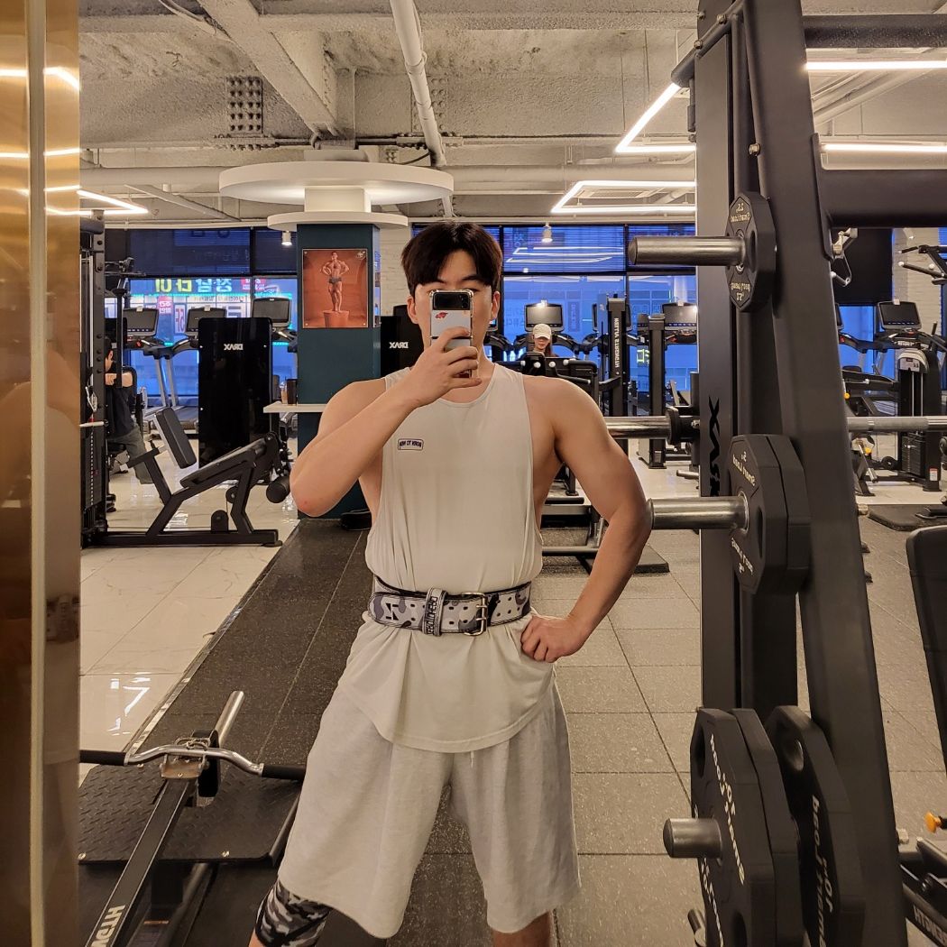 💪탱하이루💪

점점 벌크도 아니고 린메스업도아니고 그냥 살만 많이 붙는중 ㅎㅎ
나름 덩치도 조금 커진거 같기도하고??ㅎㅎ

그나저나 제일 궁금한거는 2번째 사진이에요!!
유튜버 따라서 "간장게장들기름비빔국수" 만들어서 먹었는데
간장도 많이 안짜고 달달하고 들기름향도 너무 고소해서 정말 맛있게먹었는데...
저게...뭐냐며 뭔음식이냐며.....그 맛있는 간장게장을 왜...국수에 비벼먹냐며...
맛없게 보이나유 ㅠㅠ??

3번째는 구디에있는 88갈비인데 고기도 정말 향이 좋고 달달하니 양념도 맛있고
일단 사장님이 엄~~~~~~~~~청나게 친절하셔서 기분좋은 고깃집이에요!!ㅎㅎ

저기저기 왼쪽구석에 짜치계는 필수....아 나 운동계정인거 깜빡함...
.
.
.
.
#health #운동하는직장인 #오운완 #운동하는남자 #운동 #일상 #선팔 #소통 #workout #운동기록 #fitness #운동스타그램 #헬스타그램 #셀카 #거울샷 #selfie #food #먹스타맞팔 #먹스타그램 #음식