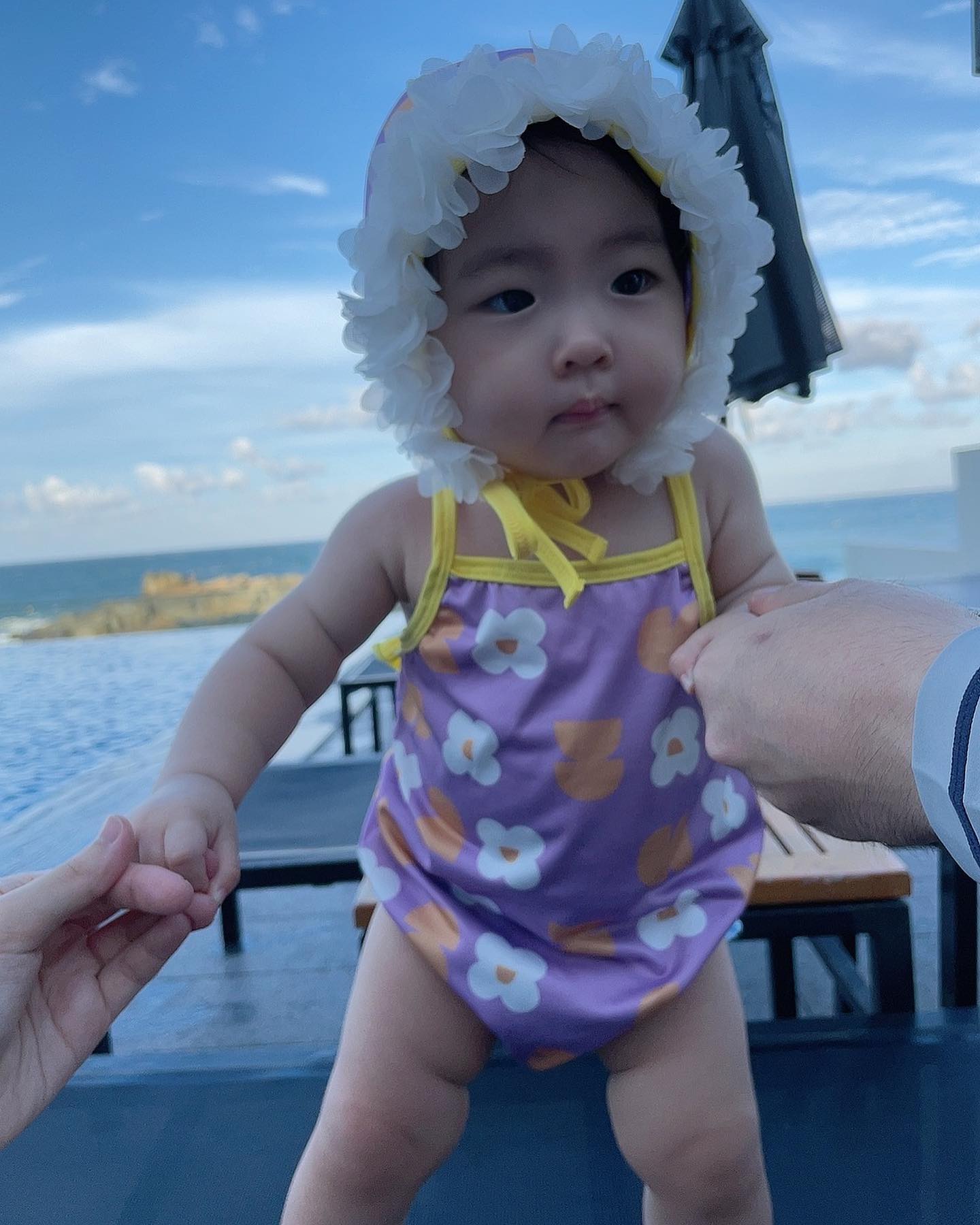 물놀이 좋아하는 신지유~🥰🥰
신지유 기절 시킬때는 물놀이를🐳
좀만 더 커서 아빠랑 수영장 자주 
가자잉~~~ 
.
.
.
.
#아기스타그램 #아기 #300일아기 #육아소통 #육아스타그램 #아난티 #아난티코브 #anaticove #anati #여행스타그램 #여행스타그램