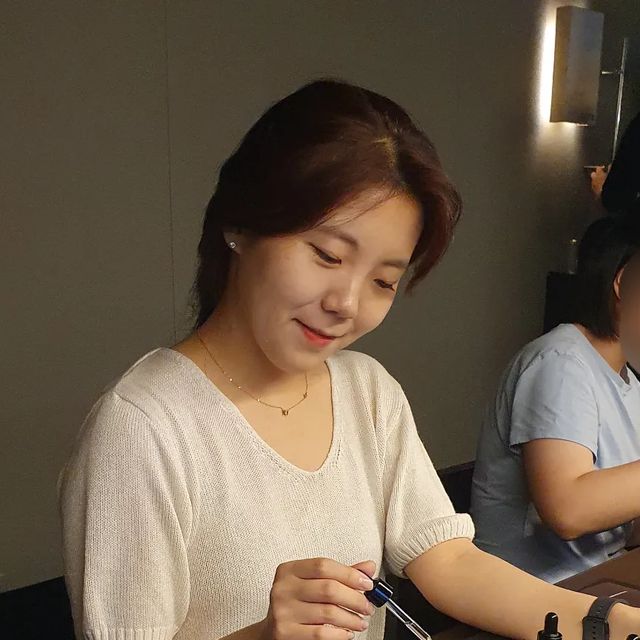 @lucikkim on Instagram: "#광고 처음 만들어 본 나만의 향수 평소에 좋아하는 향이 다양한데 내 취향에 맞게 여러 향을 조합하여 향을 만들어 봤다. 우디 계열과 플로랄 계열을 적절히 섞어서 만들