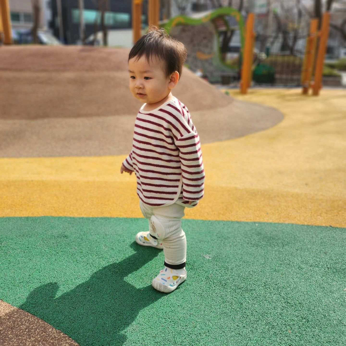 #봄바람 살랑이니 매일 놀이터가자는 아들
.
#극e성향 
뭐 엄마 아빠 누나가  모두 #e성향 이니 울애기는 대문자E  ㅋㅋㅋㅋㅋ
.
#노는게제일좋아 
.
#늙은엄마는힘들다 
.
#밤에근육통 #자꾸깨는아들
#그런데도나간대
#걷는게재밌는아기 
.
#돌아기