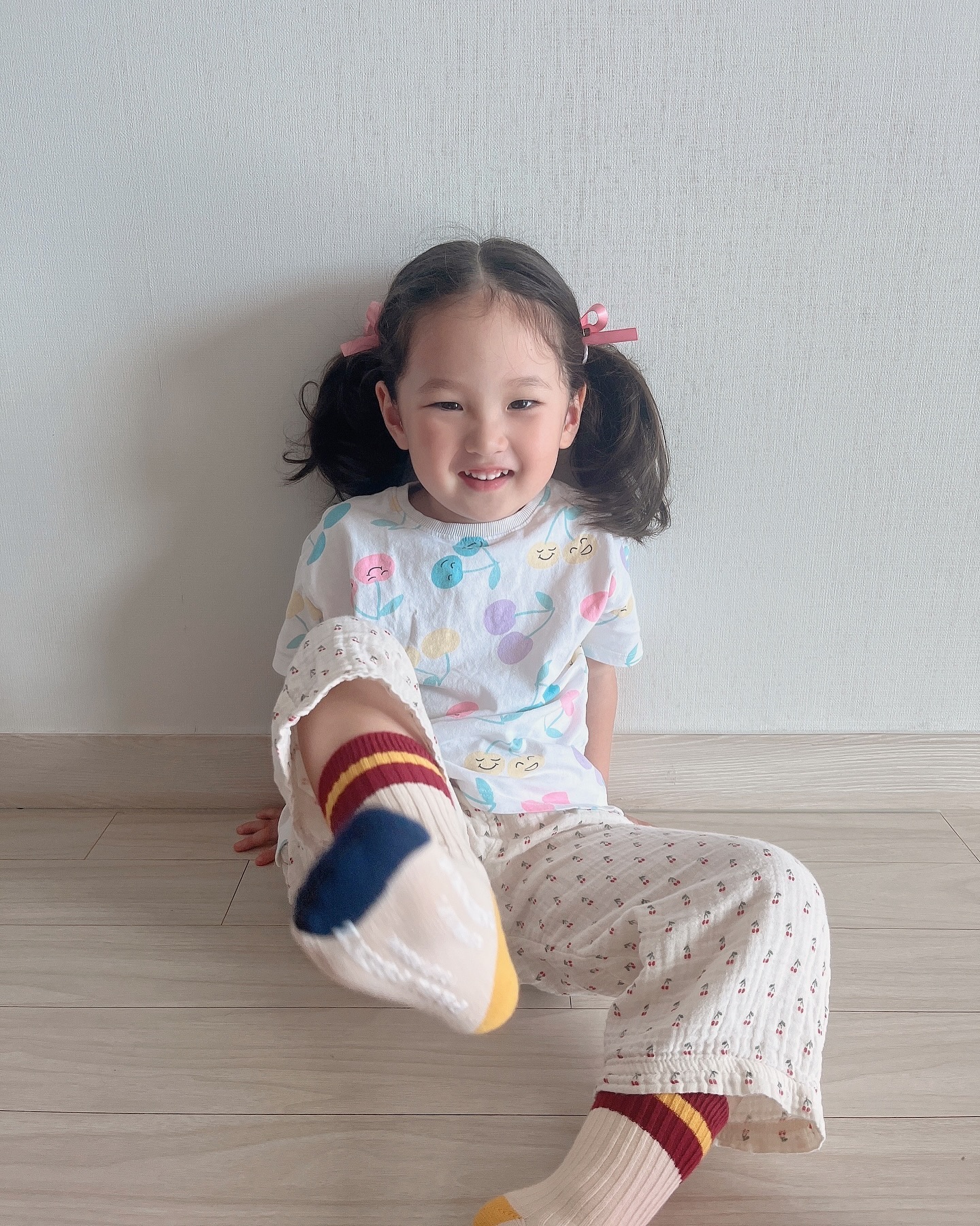 #협찬
해마다 옷과 신발 만큼 꼭 사는 양말 🧦

폴프랜즈양말은 원사이즈양말 이어서 해마다 안사도되요! 
특히나 건조기에 돌려도 변형없이 오래오래 신을 수 있고 
유아양말임에도 불구하고 미끄럼방지가 되어있어 
키즈카페 가서 신고 놀기에 넘 좋아요 

24 F/W 양말의 다채로운 컬러감과 제품의 고퀄리티 소재로 다른 양말들과 비교가 안되요 ✌︎(’ω‘)✌︎

paul_frenz 

#폴프랜즈 #PAULFRENZ #원사이즈양말 #유아양말 #아동양말 #아기양말 #유치원선물 #어린이집양말 #미끄럼방지양말