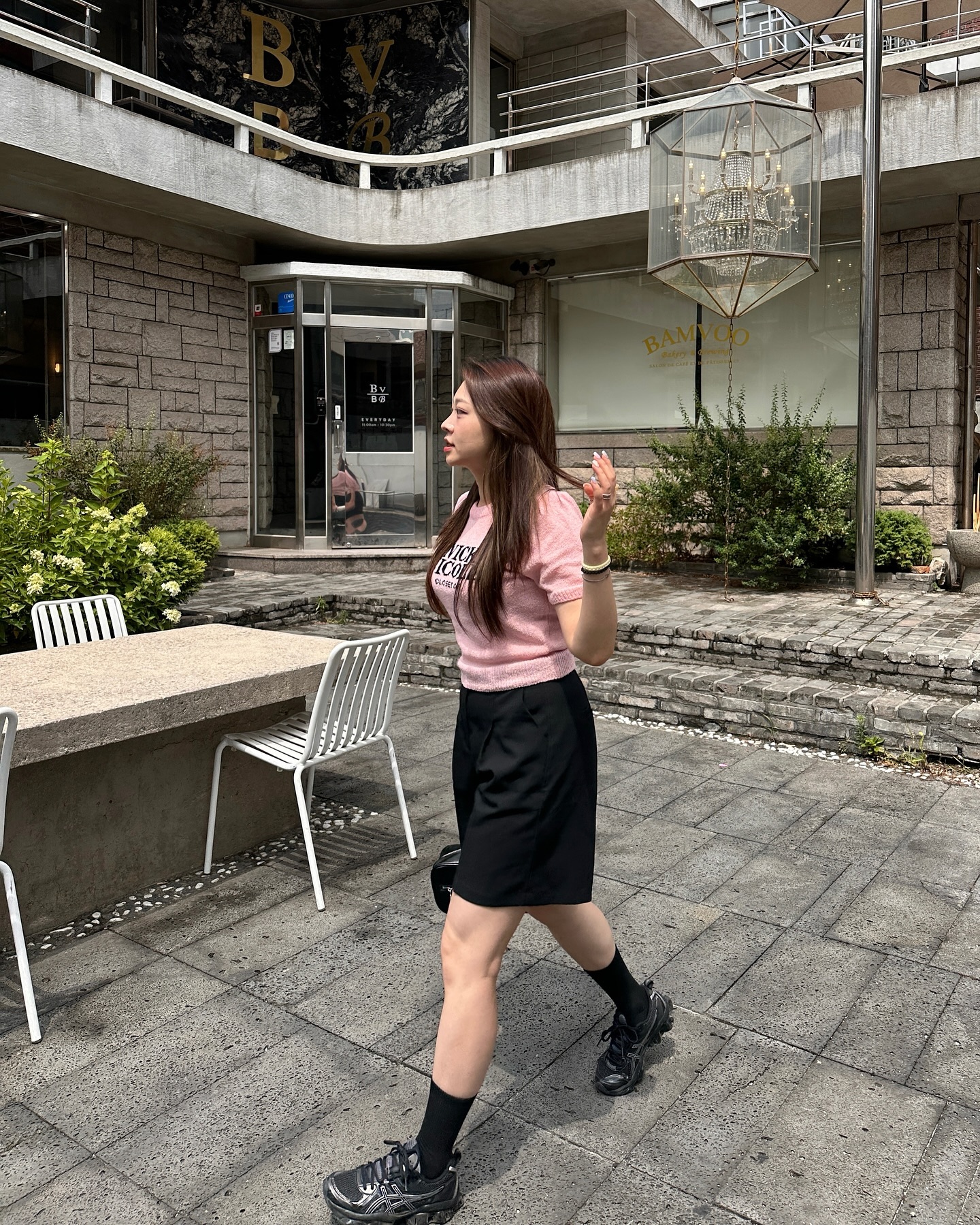 핑크 꼬까옷을 입고 뛰어보자 팔-짝💗

여름에 딱 좋은 시원한 소재의 닉앤니콜의 니트
가볍고 어깨 디테일이 예뻐서 직각 어깨 바로 만들어줍니댜➿

✔️NICOLE CLOSET SHRRING HALF KNIT_PINK

큼지막한 레터링 로고 포인트가 제대로라 더욱 예쁘더라고요+_+
흔한 반팔티는 싫고 꾸안꾸 코디하고 싶을때 딱이에요!!