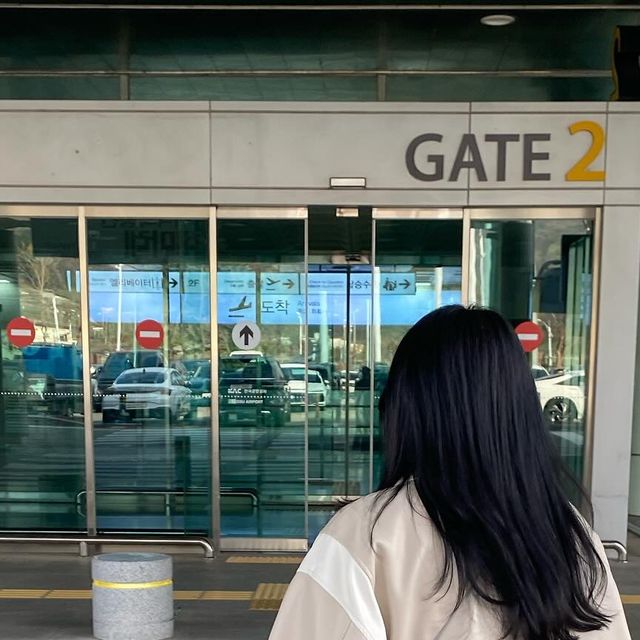  hyeona on Instagram: "#광고 @standarderror_official

- Brand : 스탠다드에러(STANDARDERROR)
- Item :  87-STAN008 [비건 레더] 파이핑 카라 바시티 레더 자켓 / 아이보리 L

힙해힙해🤍
.
.
.
.
#스탠다드에러  #STANDARDERROR #남여공용자켓  #자켓 #데일리룩 #자켓추천  #간절기아우터  #jacket #パンツ  #outer  #스탠다드에러x텍토리"