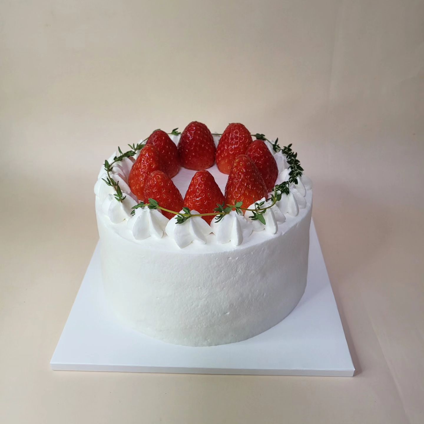 오늘 11.18 결혼 6주년🤵🩷👰‍♀️
딸기 케이크 넘 좋아라 해서
dessert_dilly 미리 주문해서
픽업해온 딸기케이크 🍓
사장님께서 정성을 다해 만들어주심^^
가져와서 사진찍고 남편이랑 먹는데
남편이 계속 맛있다고~~
그자리에서 순삭!!!
최고의 선택이었다🩷

#결혼기념일 #결혼6주년
#딜리케이크 #딸기케이크
#좋아요 #기념일케이크 #청량리케이크