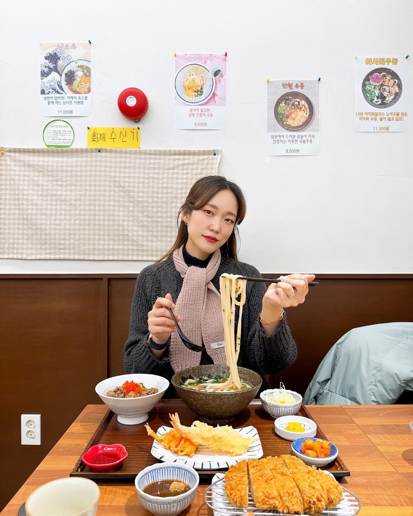 🍡인절미 우동! #홍제만월 

👹일본까지 갈필요 없는 찐 우동 맛집
주문 즉시 면을 만들어 뽑아 주시는데요
면발 하나가 두꺼워서 면치기 안될정도!
면이 진짜 쫀뜩 하고 특히
부카케우동은 쫀득탱글함 끝났어요👍

🙊모든 정식메뉴에 튀김3종이랑
미니 덮밥이 같이 나오는 혜자구성!
튀김도 진짜 잘하시는 튀김 맛집이네요
돈까스 감탄만 나옵니다
모든 튀김이 바삭바삭 끝까지 너무 맛있어서
특히 연근 튀김..🫶🫶🫶
맥주를 안먹을 수가 없었어냠

🤩사장님도 너무 친절하셨던 친근한 맛집
귀엽고 순한 댕댕이도 있는 
반려동물과 함께 방문 가능한 맛집이랍니다
단골 예약이요!!🫶 

🍤menu🍤
만월정식_14000
붓가케정식_14000
돈까스_9000