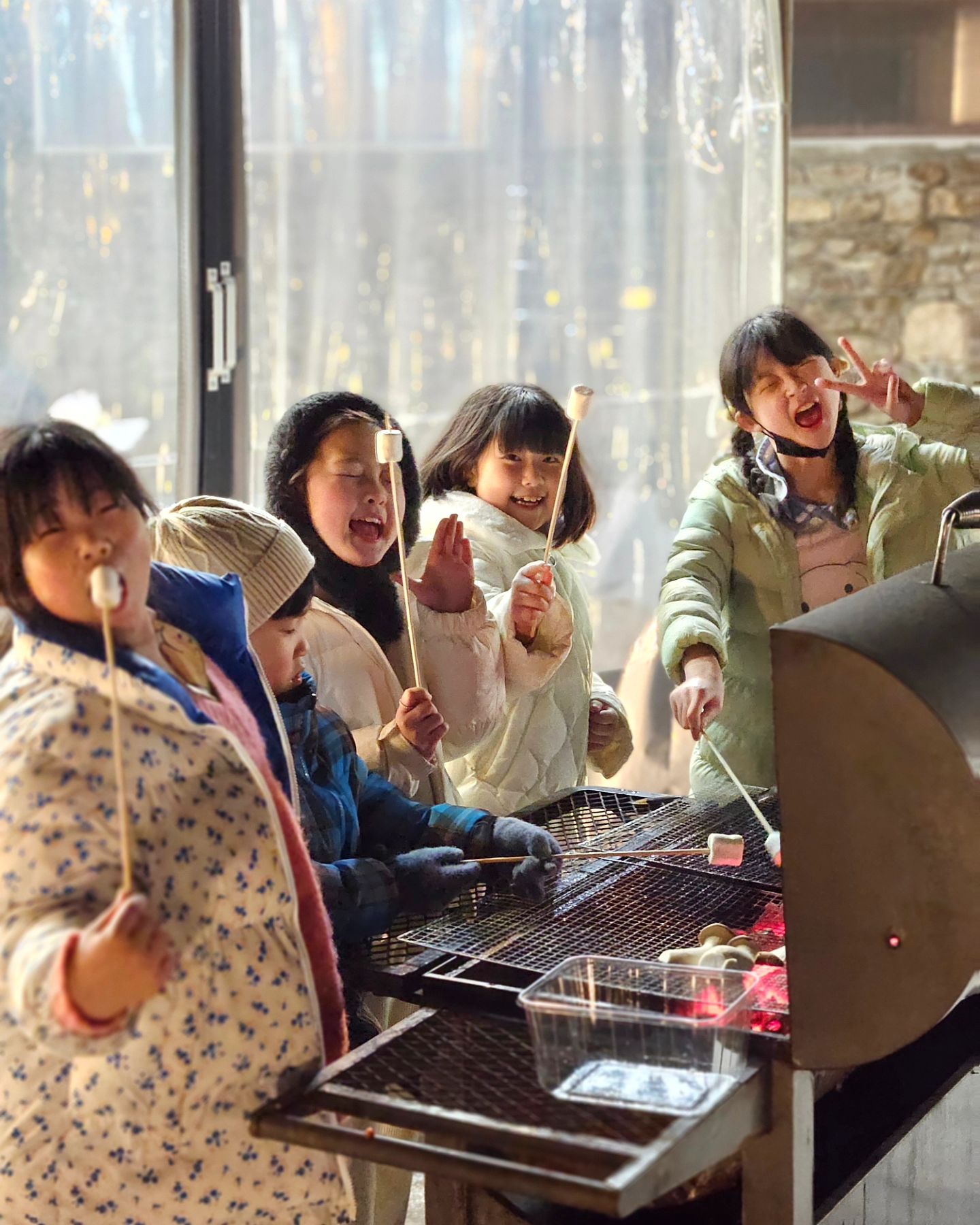 🍖🔥

서운동산 바베큐장 완죤 굿굿😋 옥상에 있어서~뷰도 넘 좋고~~~널찍하니 우리만 사용해서 세상편함~~~🥰

아이들은 텐트에 넣어놓고~엄마들은 야외에서 맥주🍻 먹고있는디 계속 쌈싸다주는😍이쁜이들~~배터질뻔ㅋㅋ

후식으로 마시멜로 궈먹는디 어찌나 맛나게 먹는지~귀여버 죽겄슈😘 우리들의 행복한 추억하나 더 추가❤️
ㆍ
ㆍ
ㆍ
#서운동산 #코코하우스 #바베큐파티
#로켓단친구들🚀 #마시멜로 #맥주타임 🍺