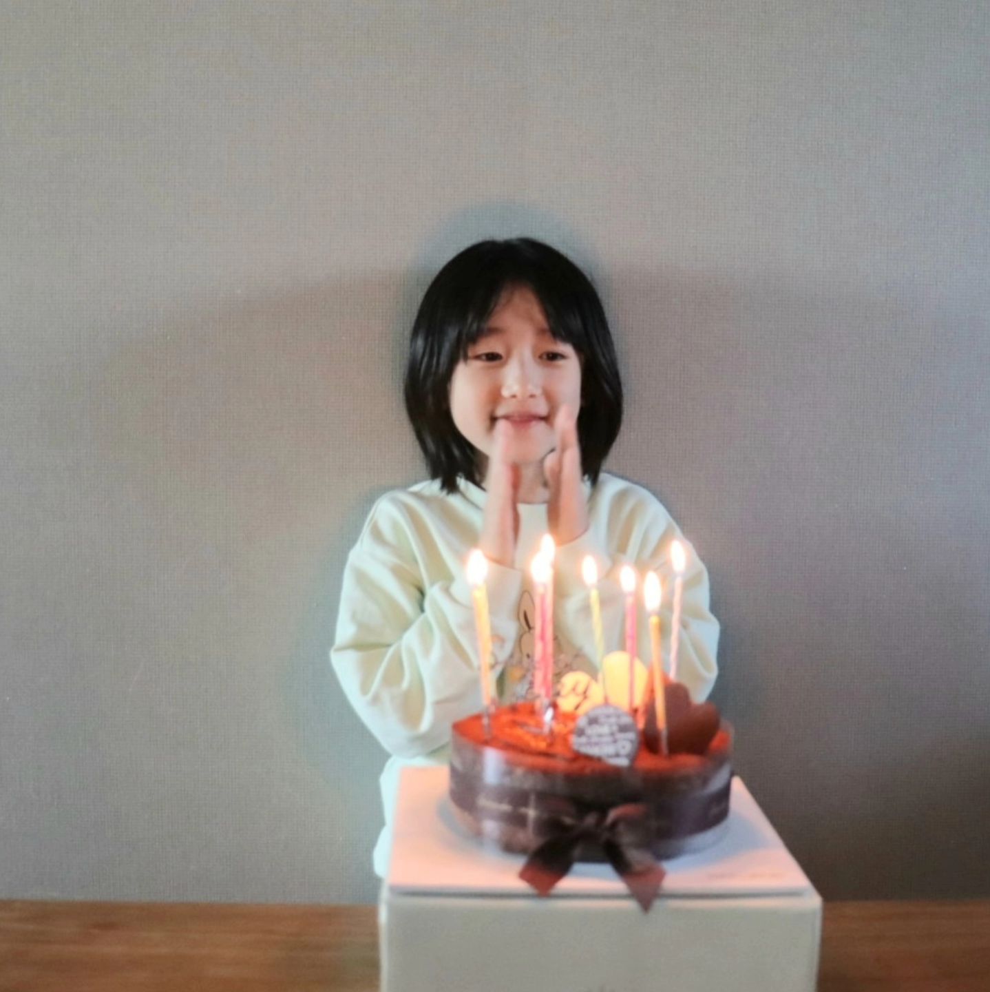 #월간행사
10월은 우리 '가족의 달'!!
우리딸 배꼽친구들과 생일여행을 시작으로,
결혼기념일을 지나 생일파티로 마무리😘😘
마침 마을행사하는 주말이라 행사도 즐기고 경품도 받아서 그 어떤 생일보다 즐거웠다.
우리의 결혼10주년도 작은 에피소드와 큰 선물로 아름답게 지냈다.(나만 이것저것 많이 받았지만.. ㅋㅋ )
쌓여가는 추억들을 정리하며 몽글몽글해지는 일요일 저녁이네🥰🥰
이제 다시 월요일이다.
화이팅!!!!!🎉🎉
.
.
.
#생일파티 #강화도여행 #배꼽친구 #붉은원숭이들🙈🙉🙊🙉 #포카선물 #결혼기념일 #결혼10주년 #큰선물 #더큰마음 #새마음 #새다짐 #아름다운마무리🌸📝