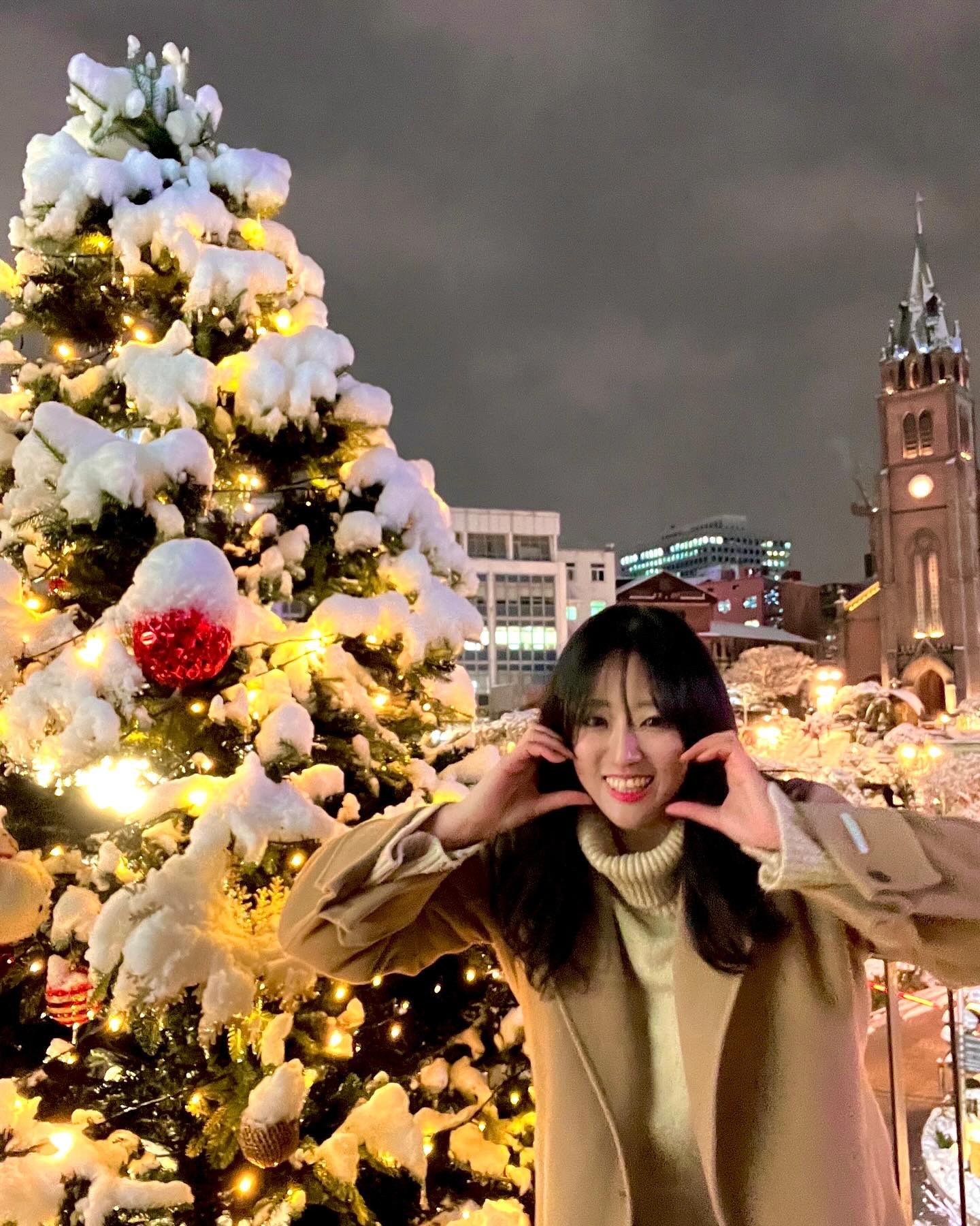 #첫눈 그리고 오늘의 느낀 점
.
눈 한 방에 세상이 마비가 되고 알록달록한 모든 것들이 새하얀 색으로 뒤덮혔다 심지어는 아무 색이 없는 하늘 마저도 하얀 색으로 덮혔다.
.
이처럼 내 주위 누군가의 부족이나 다름이 있다면, 훈수나 질책보단 내가 더 사랑으로 넘치게 덮어줘야지 싶다.
.
관계마다 주어진 시간이 다르기에 또 받아들이는 게 다르기에 얼마나 사랑을 줄 수 있는 시간이 존재할지는 모르겠지만, 그럼에도 그 사랑이 가장 잘 전달되게끔 나름 고민하고 고민을 한다. 그 사랑이 잘 전달되고 잘 받아들여게끔, 그렇게 넘치게끔 사랑을 주면 그 사랑이 상대의 일부가 내 사랑으로 물들지 않을까.
.
그래서 요즘은 내 안에 사랑이 끊임없이 샘솟기를, 그리고 끊임없이 사랑할 수 있는 힘이 내게 지속적으로 남아있기를 기도한다.
.
다름을 인정하는 것이 너무나 어려웠던 나는, 사랑을 넘치게 받아도 더 내가 받아먹기 쉽게 달라고 원하고 또 요구했었다. 그 걸 넘어 다른 차원에서 다름을 인정하고 더 나아가 나도 넘치게 사랑을 주는 일종의 another level로 세계가 확장된 느낌이다.
.
나의 인생 시간표에 지금 필요한 과정이라 지금 일어난 것일텐데, 그 과정이 너무 늦지 않게 지금 여기에 와서 참 다행이고 감사하단 생각이 든다.
.
이 번 첫눈과 같이 모든 것을 덮을만큼의 넘치는 사랑을 줄 수 있는 LoveFUL한 내가 되길 👏🏻❤️