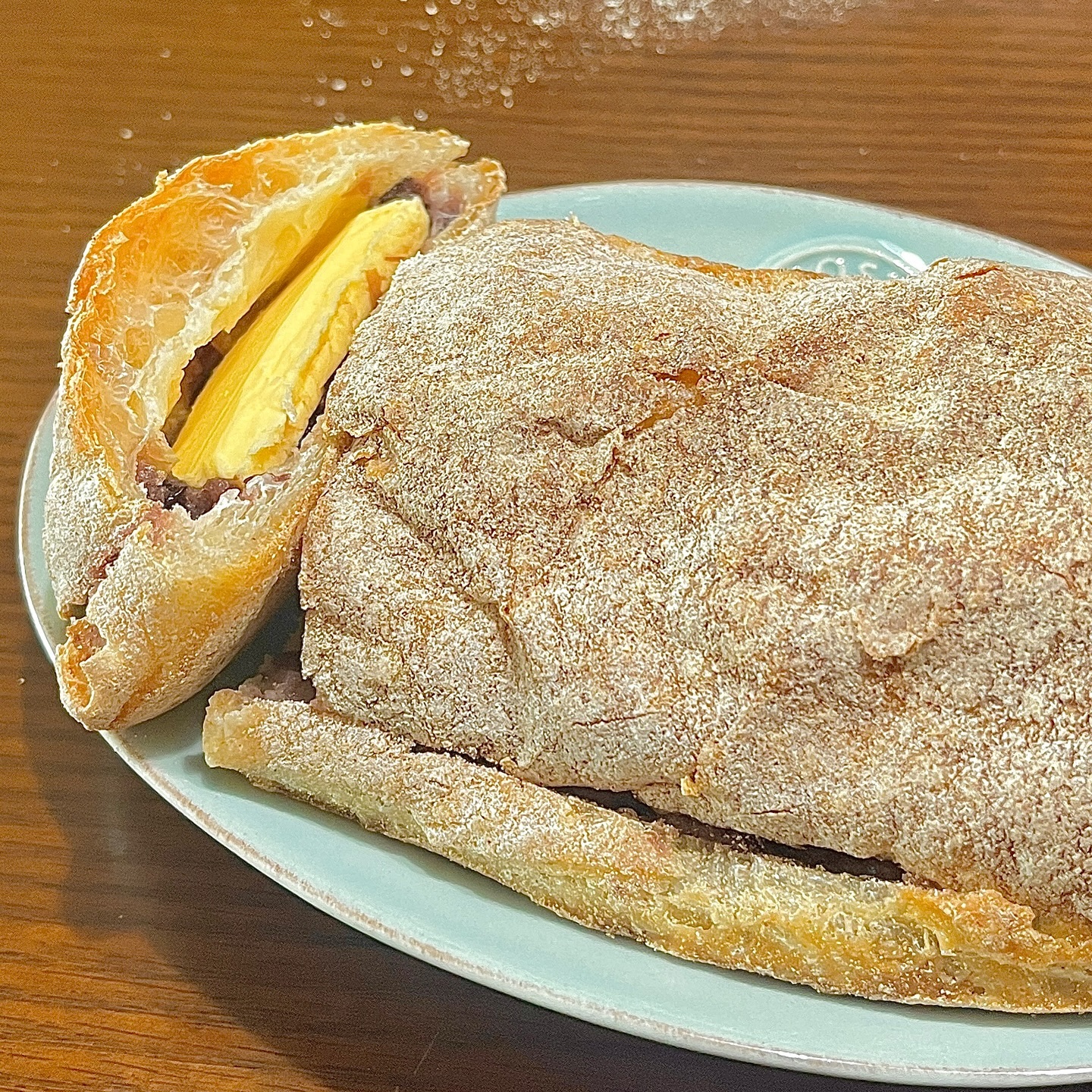 -
어디 가면 꼭 빵은 사들고 오는 내 동생 (이럴 땐)참 조타 ..! 
팥도 왕 많고 앵커 버터도 왕 두꺼운데 모랄까 슴슴~ 하다 . 치아바타에 밀가루가 우수수 떨어질만큼 붙어있는데 재채기 아주 조심 주의 ⚠️ 식탁이 가루로 난리부르스였다 🤦‍♀️ 치아바타에 그 특유의 발효향도 엄청 진한 편 ! 몰랑한 앙버터가 내 취향인데 요건 먹어본 걸루 만족

앙버터 (5.0)
.
.
.
#soya_busan in 신세계 센텀
#신세계센텀시티 #센텀디저트 #소맥베이커리