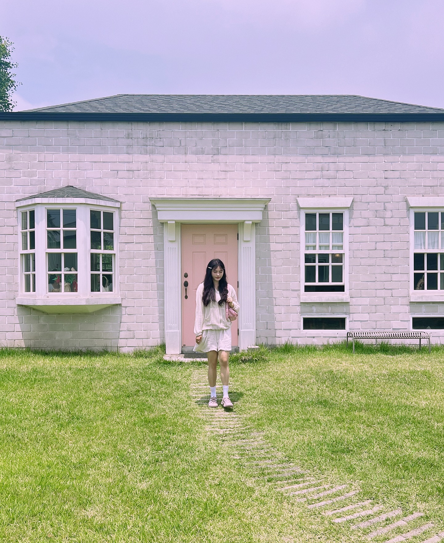 🫖🍰 영국 찻집

외관이 너무 예쁘고 감성 넘치는 카페
한적한 마을 봉성리에 위치한 영국찻집은
조용하게 티와 케이크를 즐기기 너무 좋았어요
힐링하고 가는 기분 :)

창가자리가 채광이 좋아 추천합니다!

.
.
.
.
.
.
#제주#제주여행#제주도여행#서귀포#제주맛집#제주서쪽여행#제주카페#여행스타그램#제주그램#여행에미치다#여행블로거#제주포토존#제주가볼만한곳#제주살이#제주스냅#제주도스냅#제주도핫플#jeju#제주여행계획#패션계정소통#영국찻집#제주영국찻집#제주애월카페#영국감성카페#애월읍카페