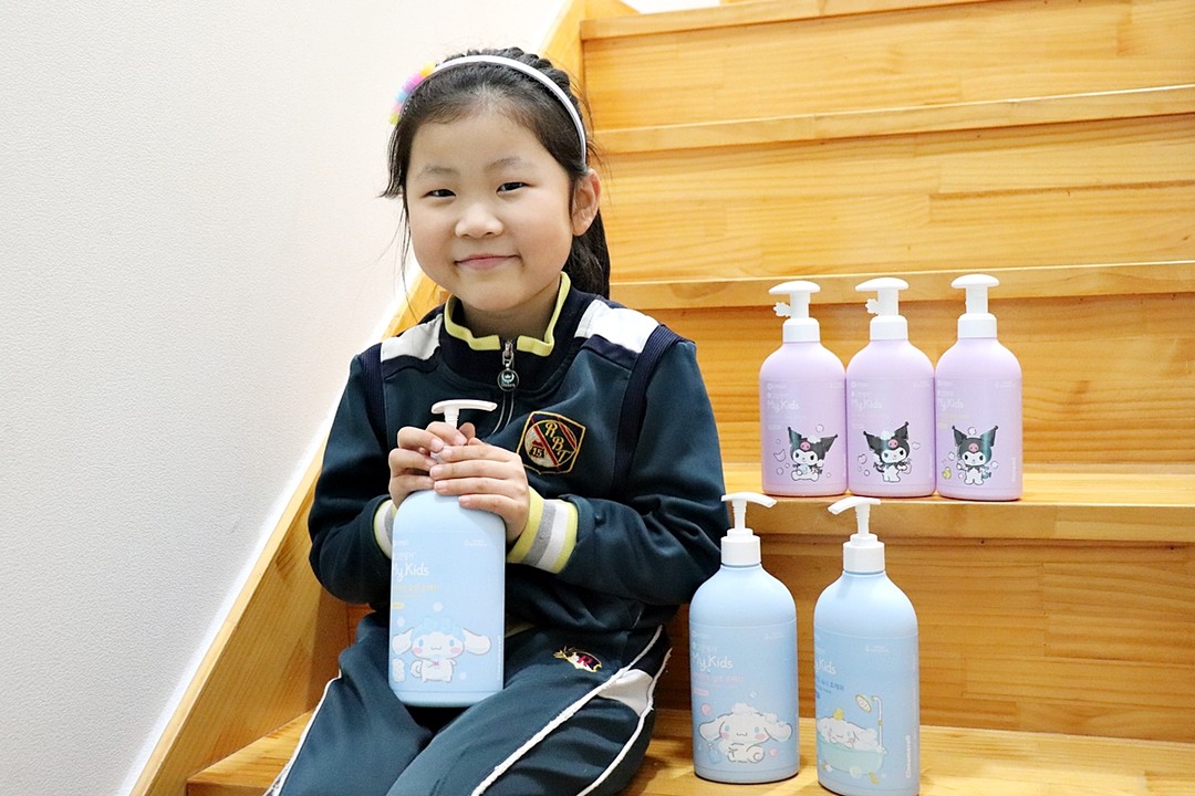 #광고 

물놀이를 좋아하면서도 머리감을 때 무서워하는 막내 딸아이
머리감기려면 우리 딸 회유가 필요합니다 
그런 저에게 희소식~!
우리 딸아이가 애정하는 산리오! 
그린핑거 마이키즈 프레쉬와 산리오 콜라보 한정판 제품이 나왔지 뭔가요. 

그린핑거 마이키즈 프레쉬 쿠로미 에디션, 그린핑거 마이키즈 프레쉬 시나모롤 에디션 
요렇게 쿠로미와 시나모롤 두가지 캐릭터와 함께 샴푸, 워시, 로션 3종~!

대한민국 대표 유아 생활용품 기업 유한킴벌리에서 만든 브랜드 그린핑거에서 출시된 제품이라 신뢰감을 갖고 있는데요. 
자연에서 온 식물 유래 성분과 파라벤, 페녹시에탄올 무첨가로 불필요한 성분은 최소화한 제품이라 아이들 사용하기에 좋아요. 

거기에 취향저격 산리오를 만났으니 아이가 너무 좋아할 수 밖에 없는 걸요. 
이제 씻길 때 실랑이는 안녕~ㅎㅎ
우리 집 막내는 시나모롤이 최애라 역시 <마이키즈 프레쉬 샴푸, 워시, 로션 시나모롤 에디션> 으로 pick! 

아이가 좋아하는 시나모롤 캐릭터가 그려진 것만으로도 목욕과 머리감기가 좀 더 수월해진 느낌~
씻긴 후엔 시나모롤 에디션 마이키즈 프레쉬 로션으로 보습까지 챙겨주기!
우리 아이 깨끗하고 촉촉하고 향기로운 꼬마 아가씨가 되도록 도와줘요^^

* 산리오 에디션 런칭 기념으로 '그린핑거 약속네컷 이벤트'가 진행중이에요. 

아이와 손가락 약속하는 모습, 아이가 제품을 사용하며 웃는 모습 이미지로 '약속네컷' 이미지를 만드는 이벤트에요. 
1등 다이슨v12 디텍트 슬림, 2등 삼성전자 비시포크 큐커 멀티 , 
3등 쿠로미인형, 마이키즈 프레쉬 쿠로미 3종 세트, 시나모롤 인형 마이키즈 프레쉬 시나모롤 3종 세트, 
4등 마이키즈 프레쉬 쿠로미 3종 세트, 시나모롤 3종세트까지
상품도 걸려있으니 참여 고고싱! 

https://greenfingerevent.com/

* 한정판 산리오 에디션 마이키즈 프레쉬 샴푸, 워시, 로션은 네이버 공식몰, 브랜드 직영몰 맘큐에서 구매 가능하답니다. 

 greenfinger.official

#그린핑거 #마이키즈 #쿠로미 #시나모롤 #키즈샴푸 #키즈로션 #키즈바디워시 #산리오굿즈 #그린핑거약속네컷 #산리오
