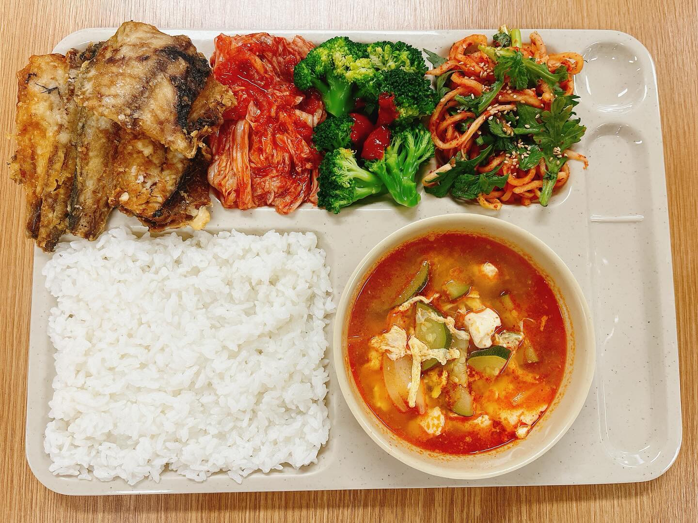 .

얼큰한 순두부찌개 삼치구이 오랜만❣️

#영양사#영양사스타그램#급식#단체급식#급식메뉴#산업체#구내식당#직원식당#순두부찌개#삼치구이#브로콜리#쑥갓무생채