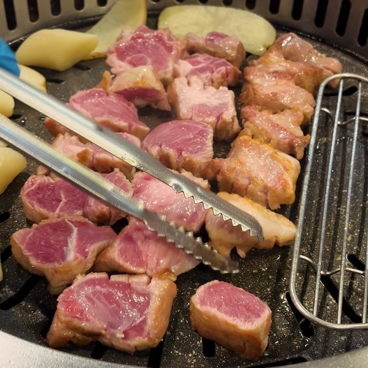 최근 넘모 맛있게 먹은 동네 맛집 #두껍삼🐷
고기도 두툼하고 사이드 메뉴들도 하나같이 완벽..✨
직접 구워주셔서 누가 고기 구워야하나 눈치 안봐도 되구
가족단위, 회식 장소로도 추천해요💙
⠀
#협찬 #두껍삼 #두껍삼가산점 #가산모임장소 #가산가족모임 #가산맛집 #가산고기집 #가산단체모임