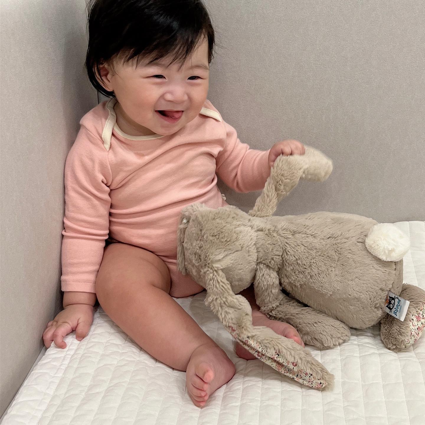 안녕, 친구 🐰

작년 겨울 윤이가 뱃속에 있을때 준비했던 제 취향 듬뿍 담은 거위인형이 세탁 미스로 이염이 되었는데, 마침 이모가 열정을 담아 어렵게 구해온 귀여운 토끼인형 🐰💗
지난 가을부터 예약해서 크리스마스 선물로 준비했다는데, 이모도 엄마도 못참고 개시! 우리아들은 좋겠다🙂 개시하자마자 안고 자네요? 마음에 들었나봐요💗

그런데 토끼인형 이름은 무엇으로 지어줄까요? 참고로 토끼 성별은 남자로 정했어요🤭